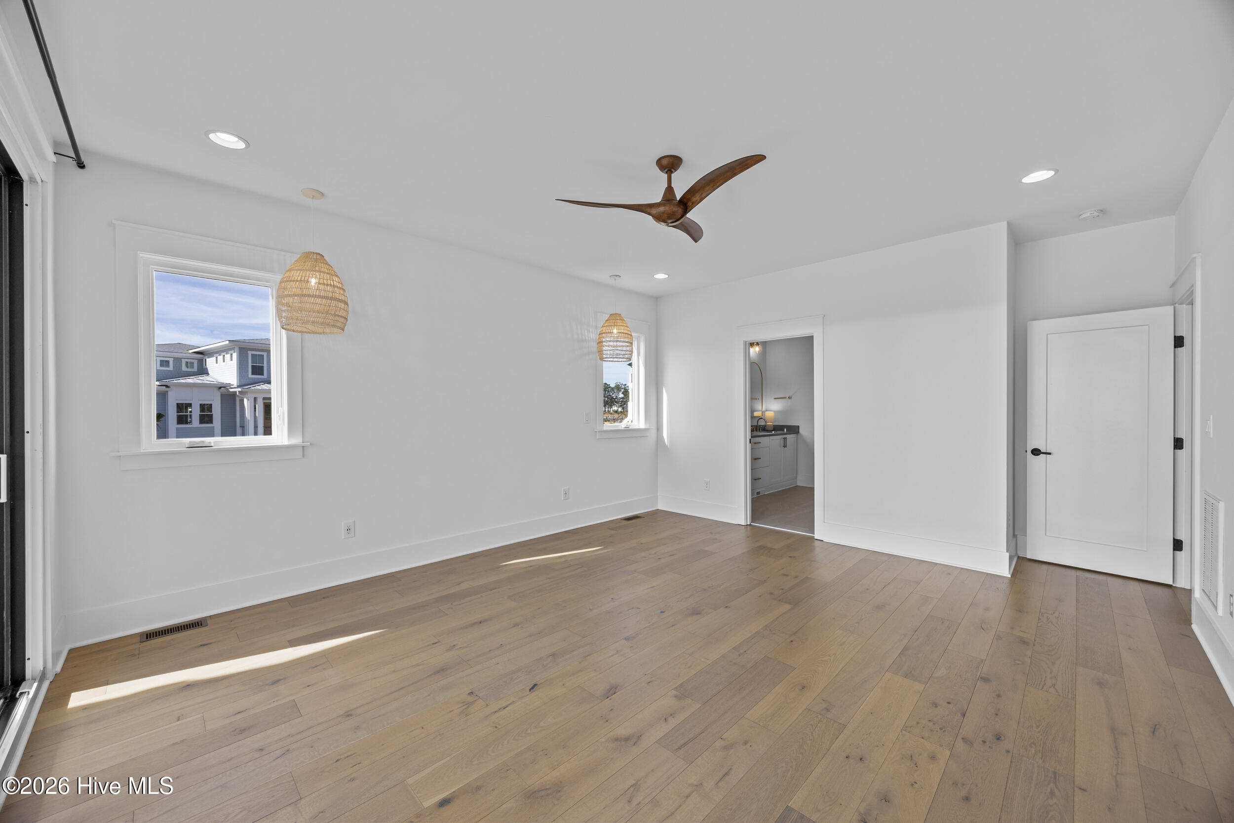 100551268 | Photo 45