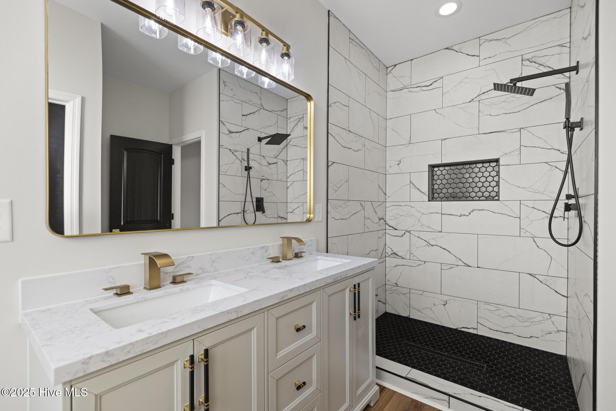 100557317 | Photo 26