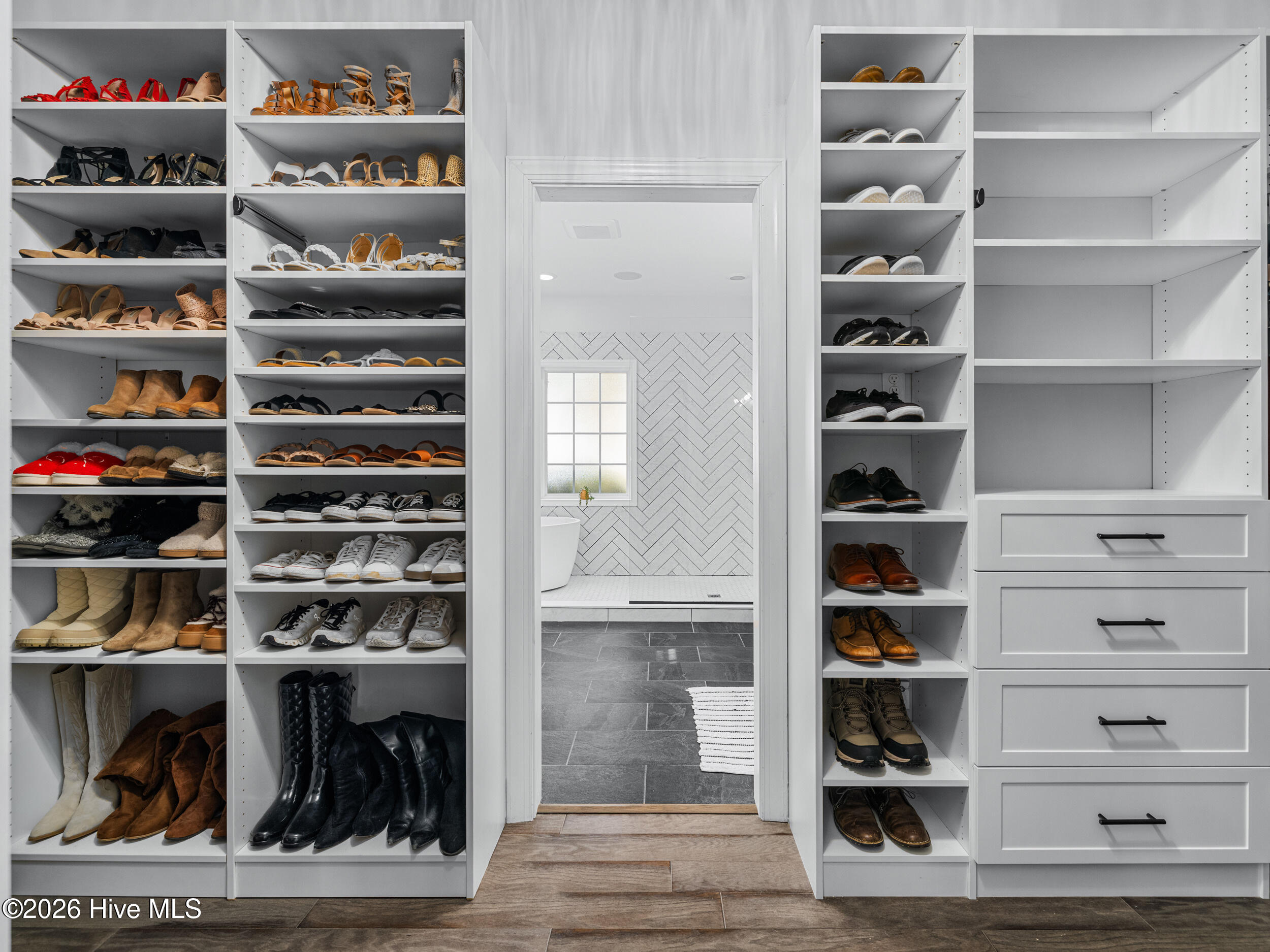 100557590 | Photo 43