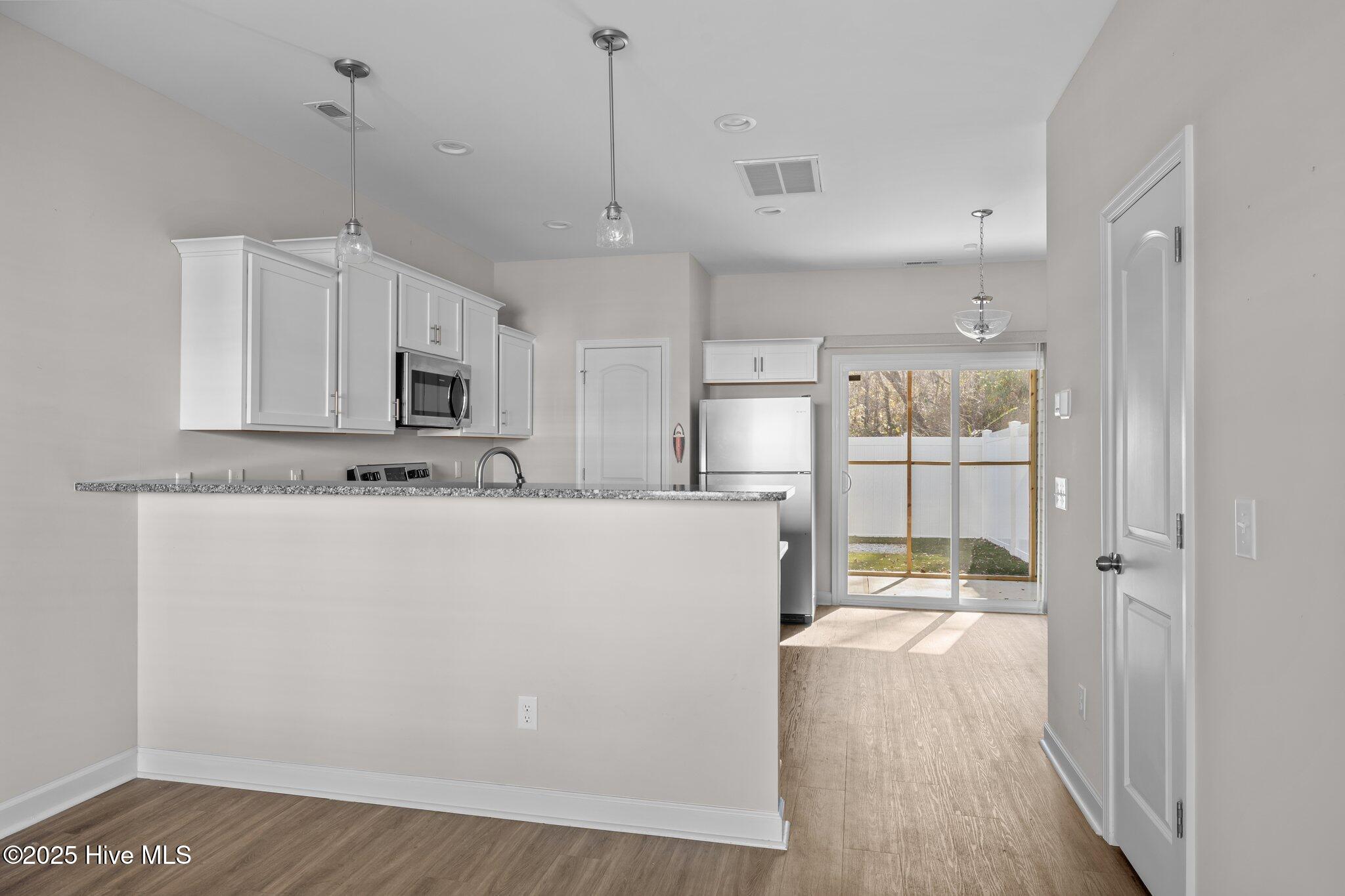 100563898 | Photo 11