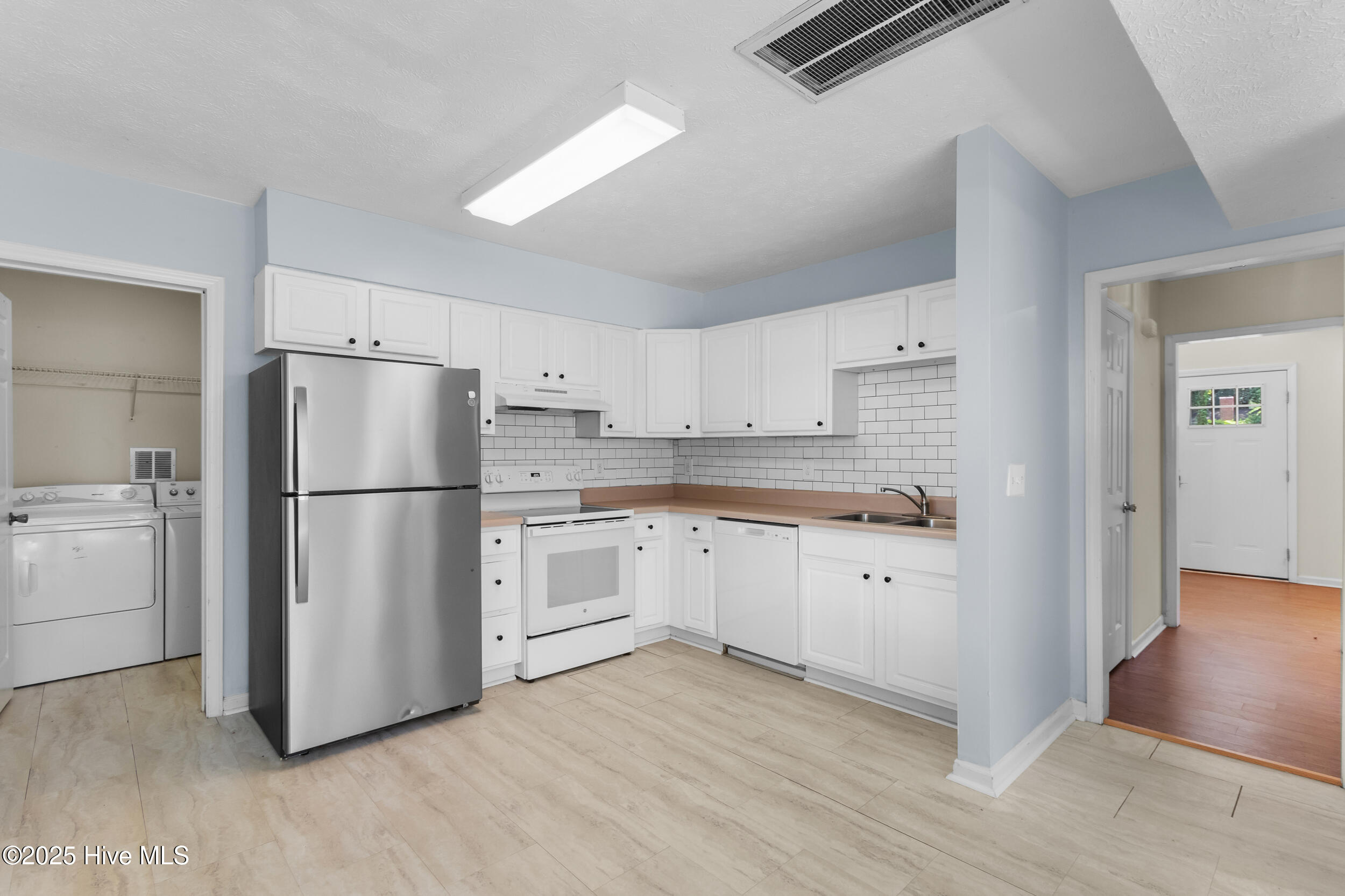 100531865 | Photo 11