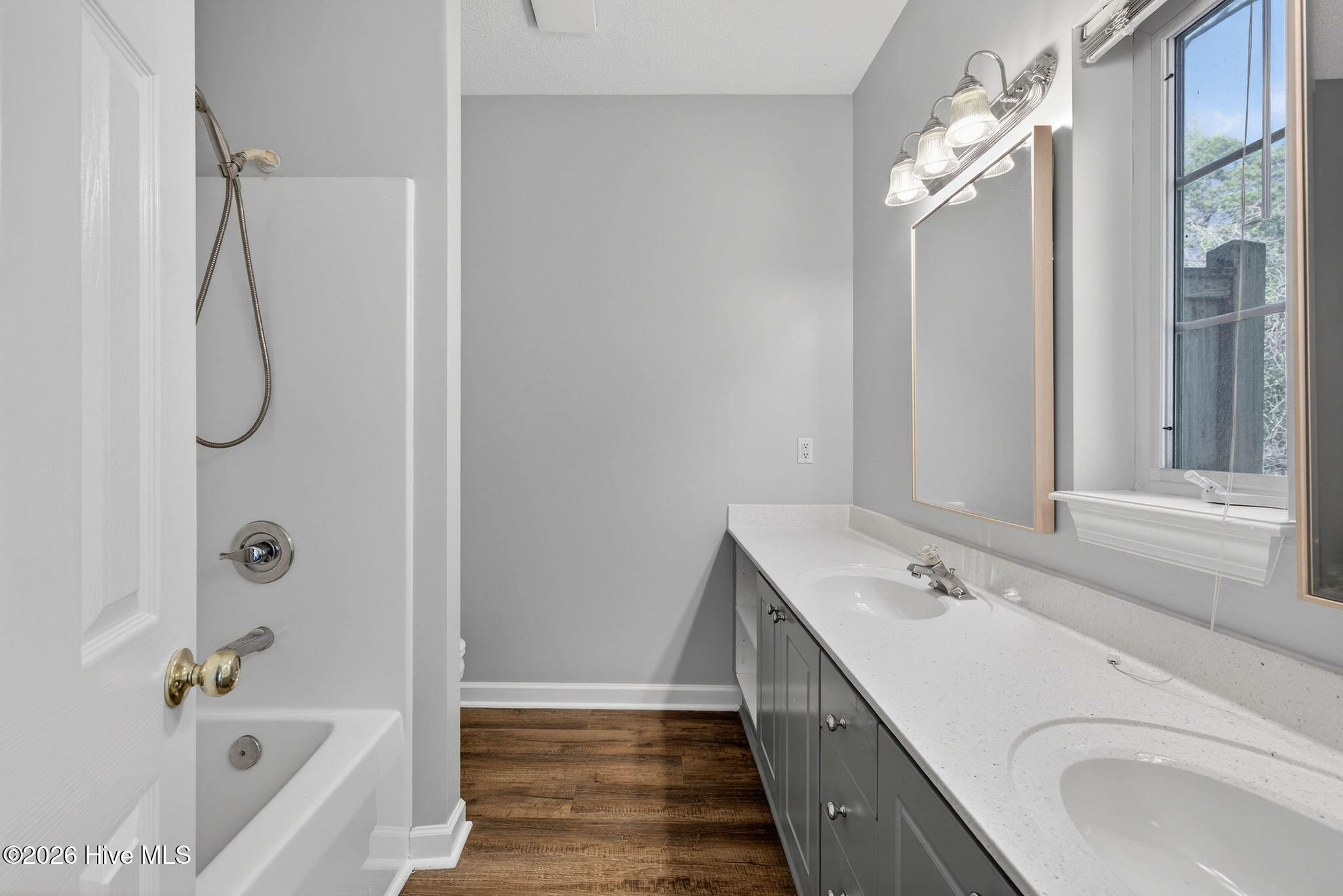 100562052 | Photo 38