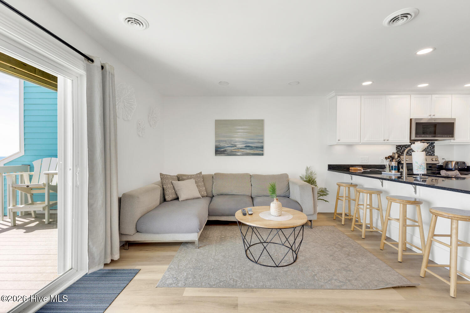 100569348 | Photo 11