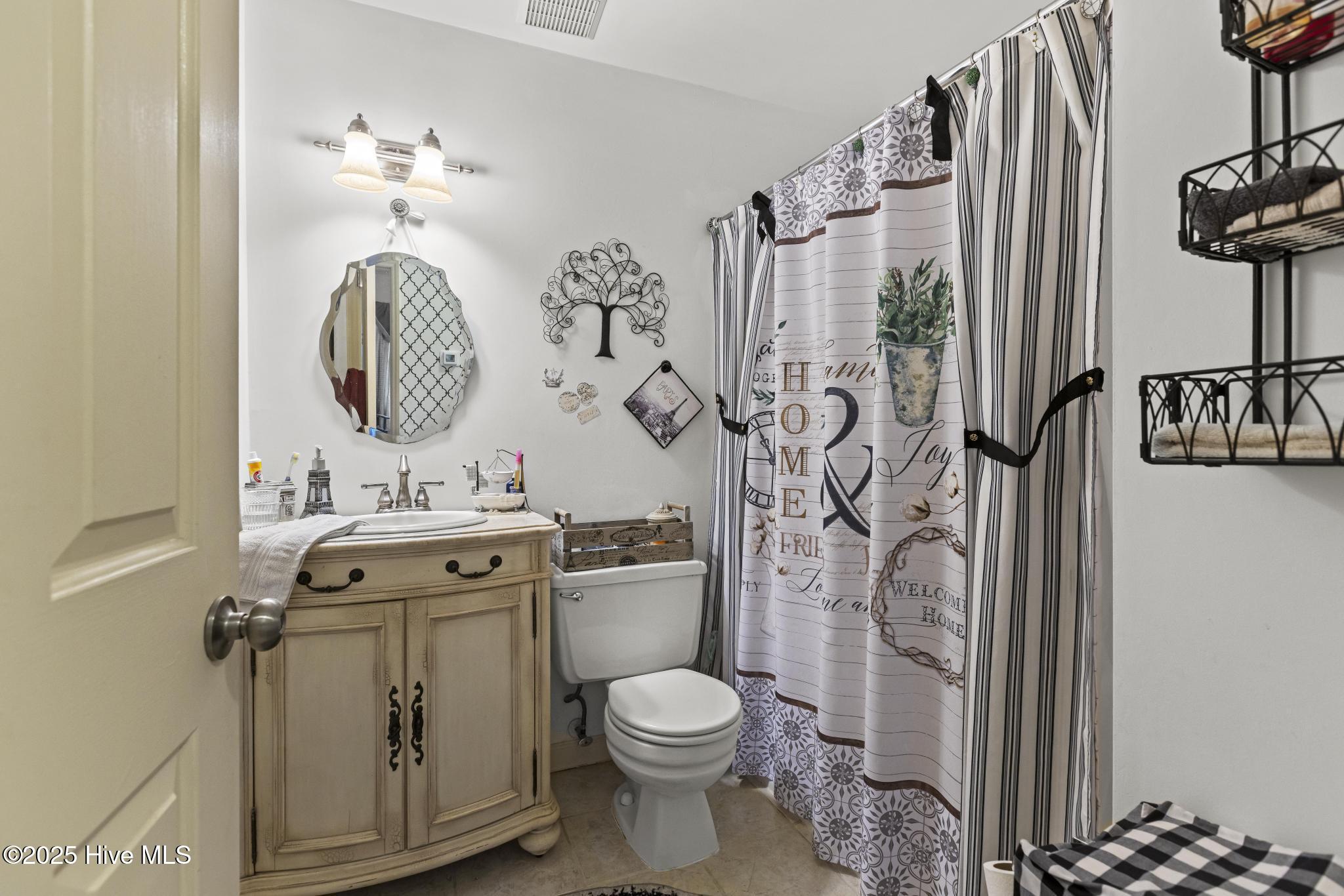 100565296 | Photo 23