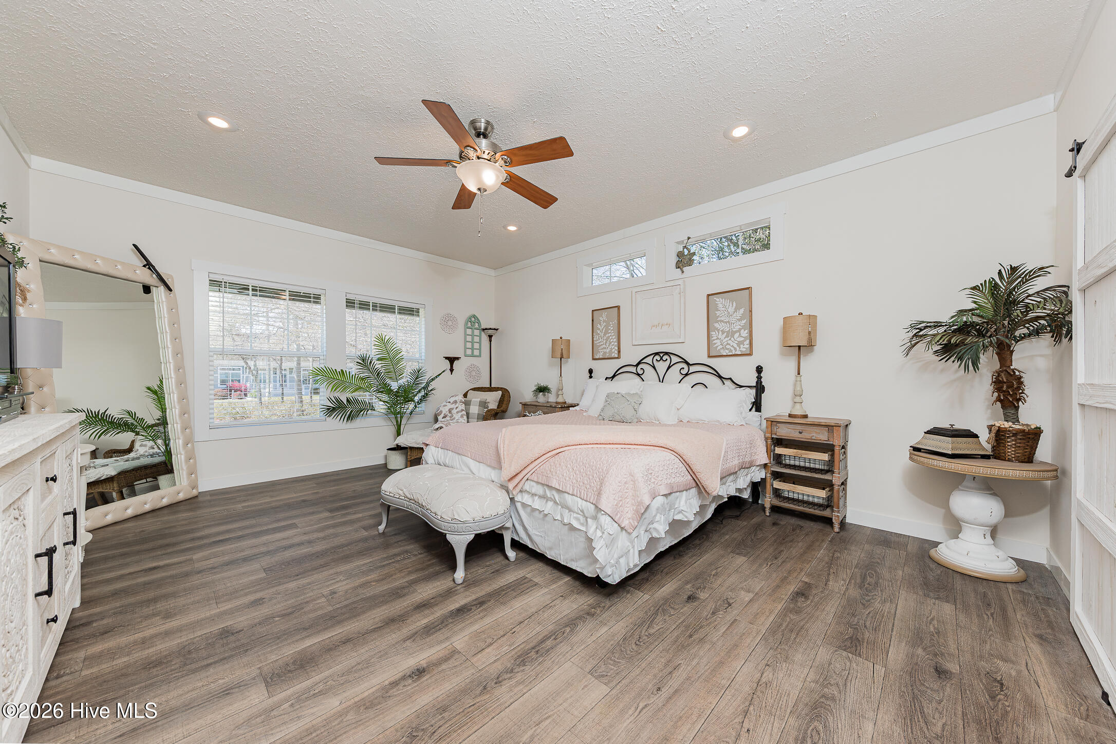 100563969 | Photo 28