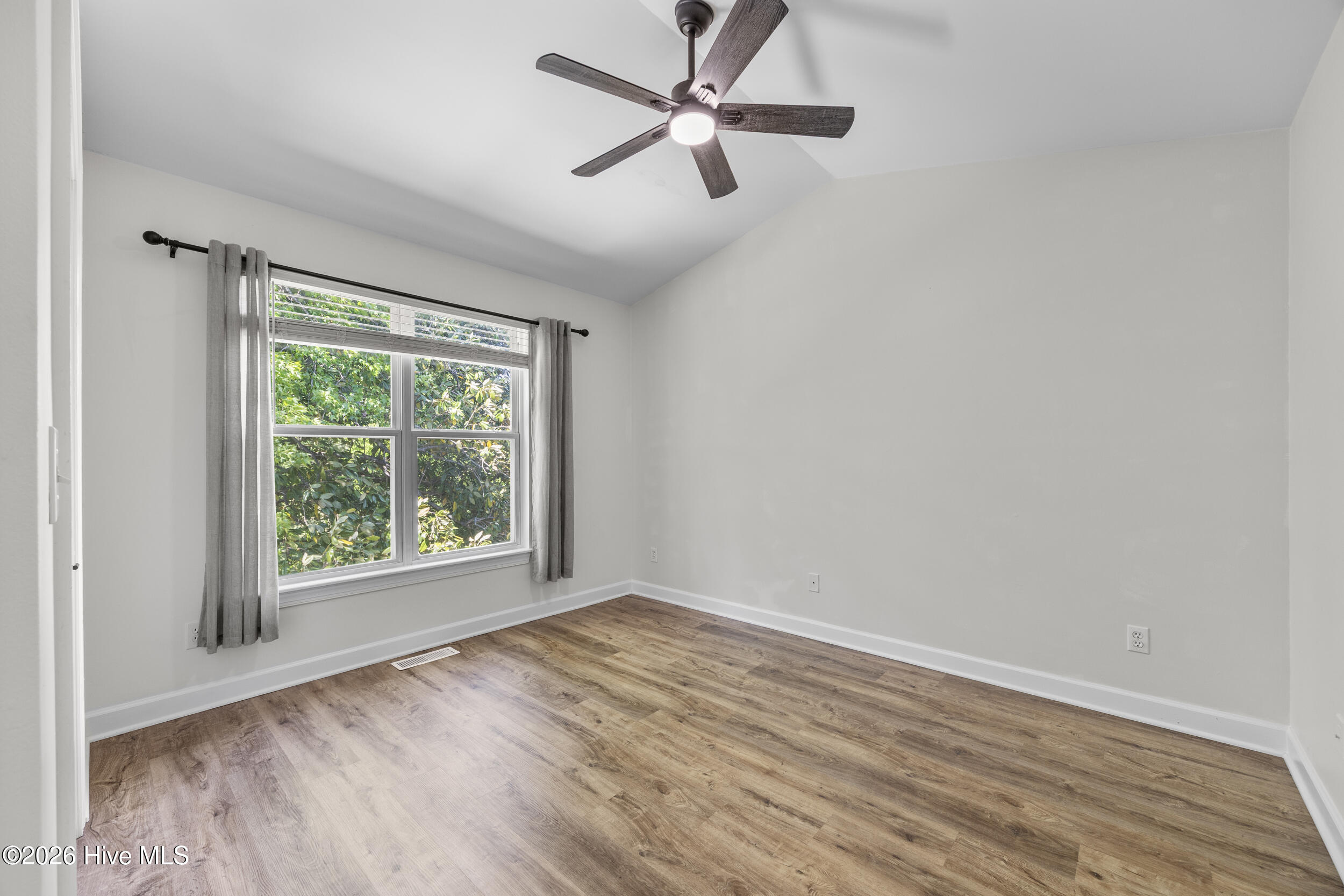 100567822 | Photo 35