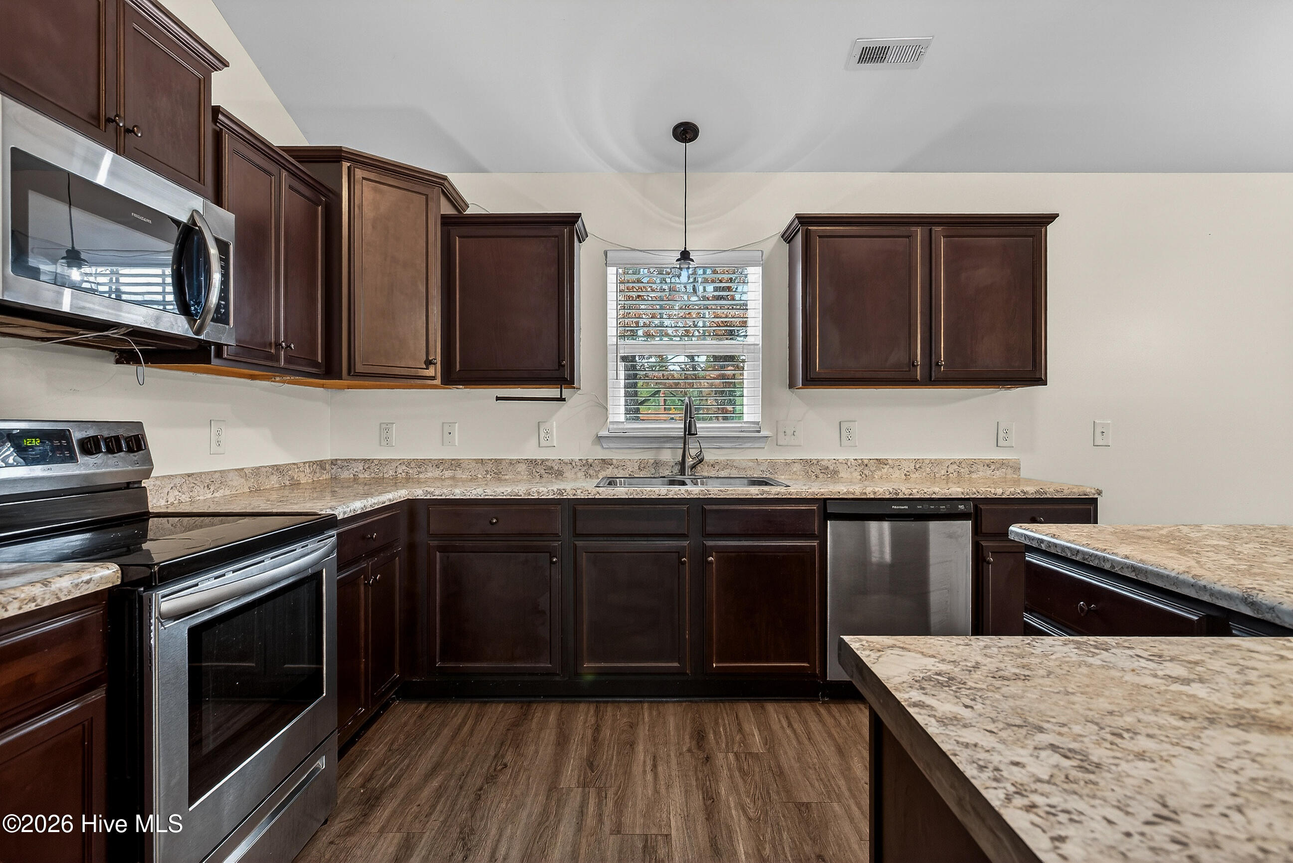 100549361 | Photo 13