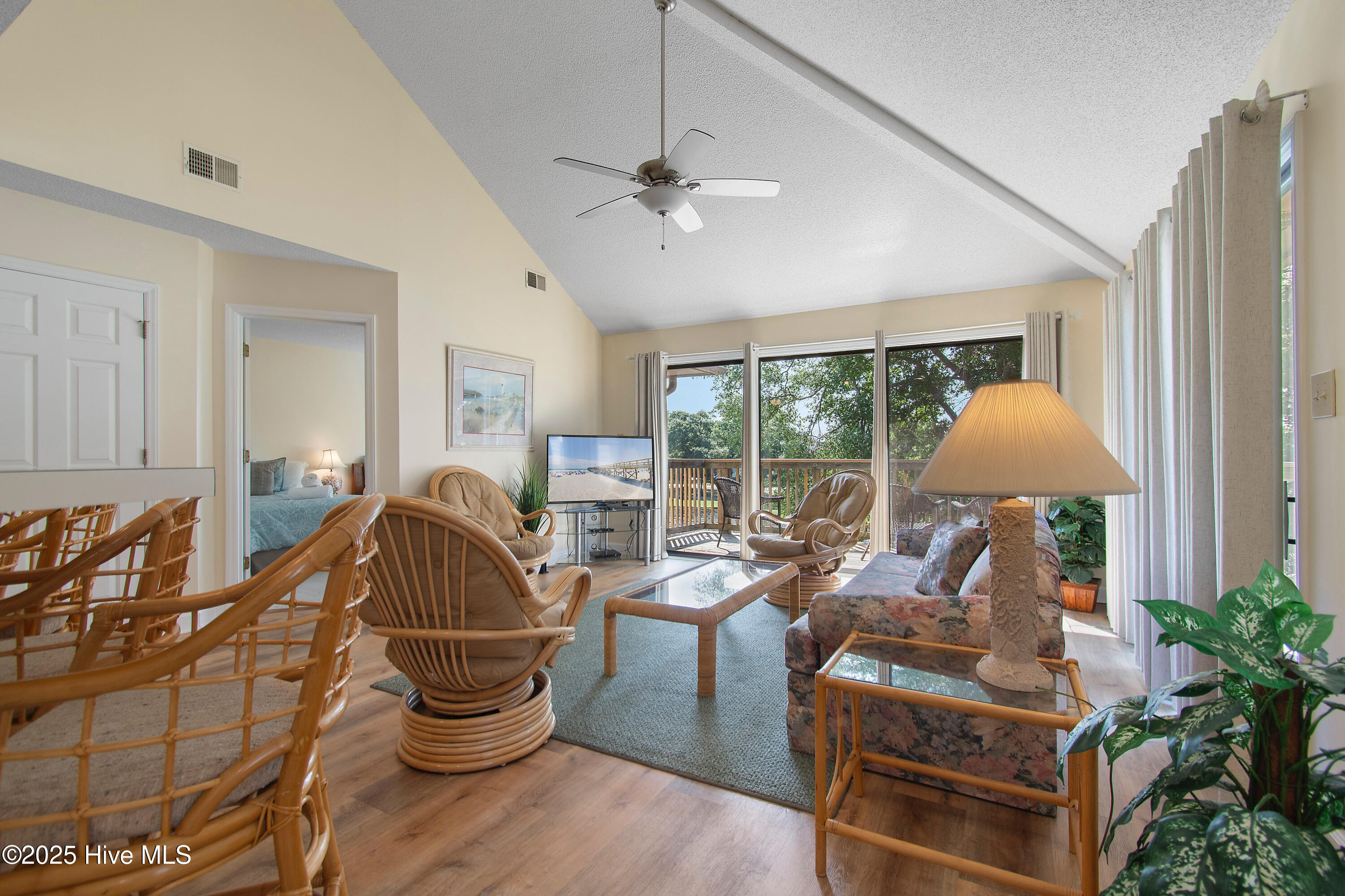 100530138 | Photo 12