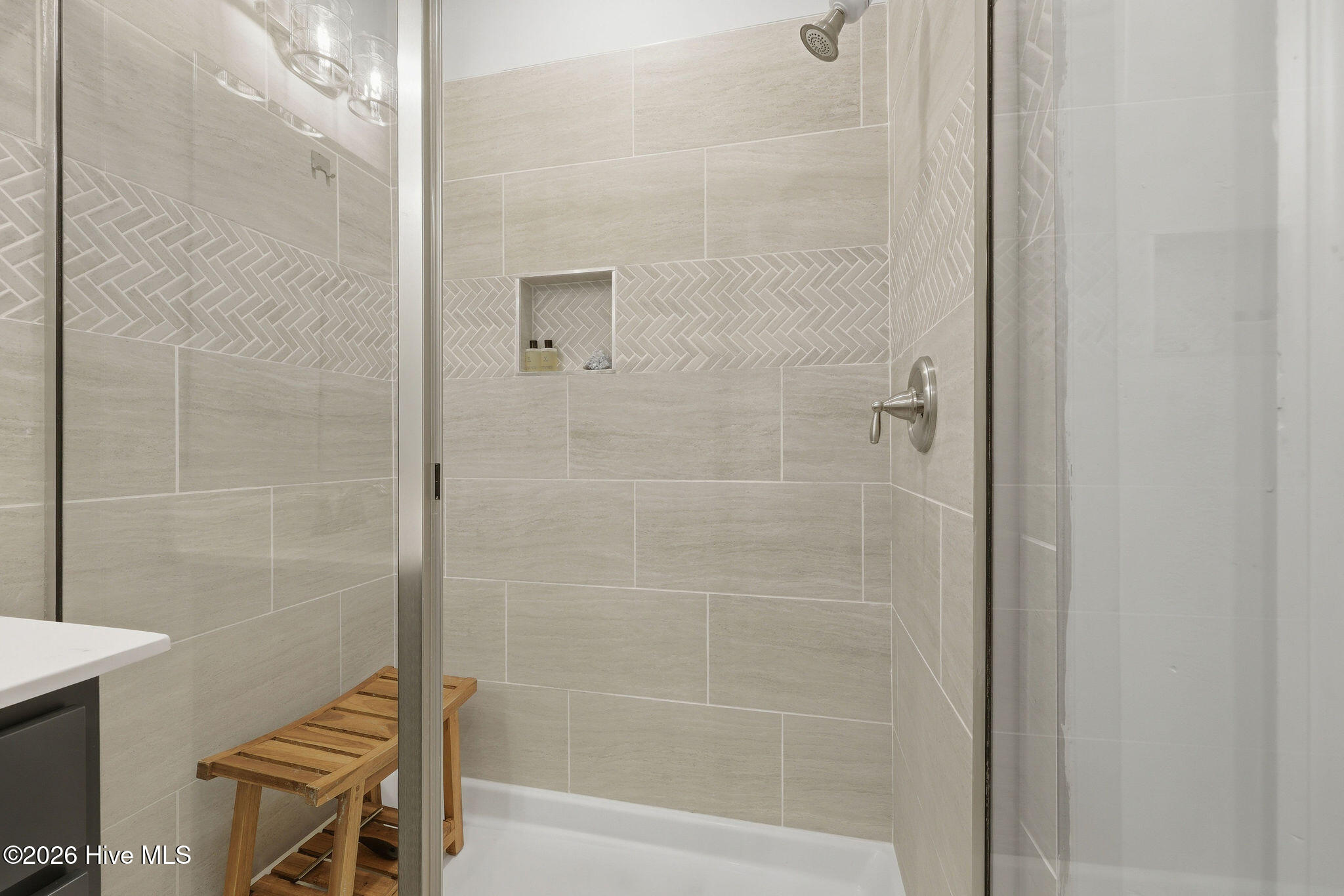 100561271 | Photo 19