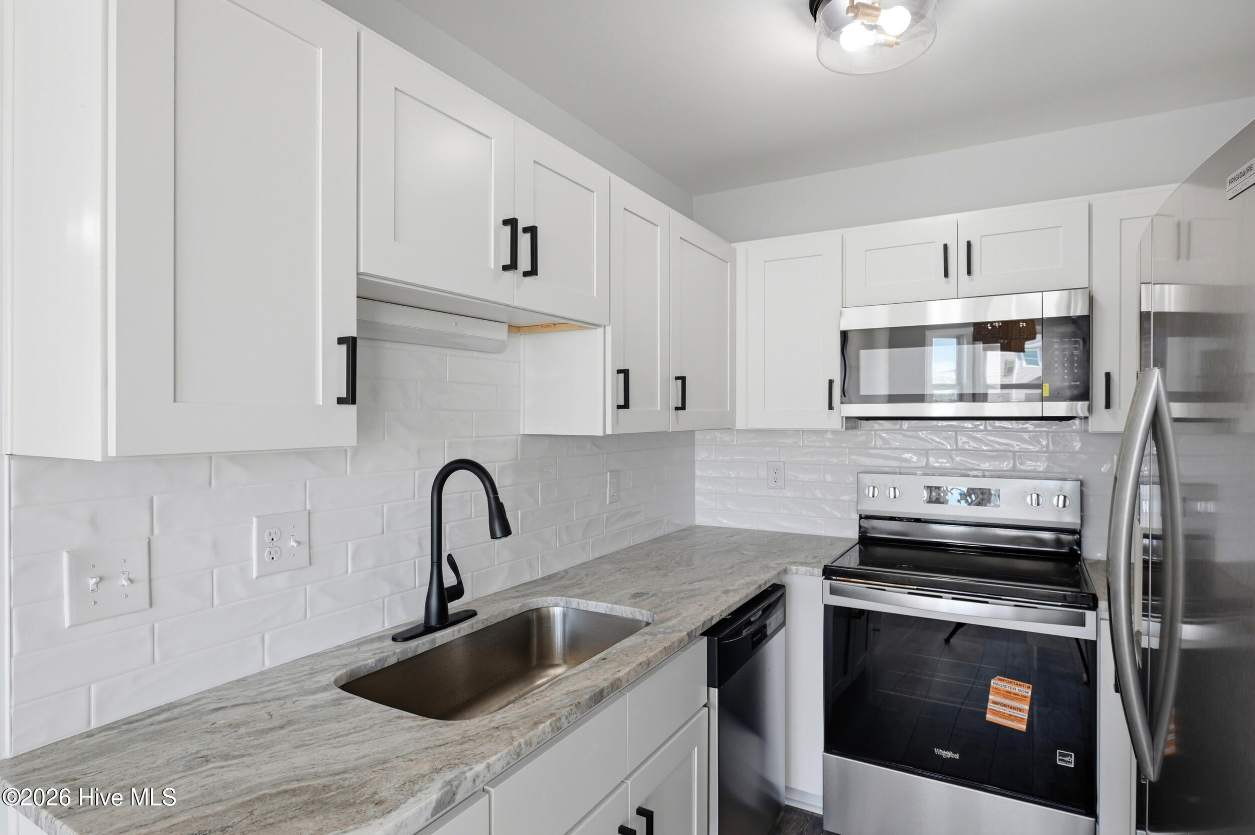 100566140 | Photo 12