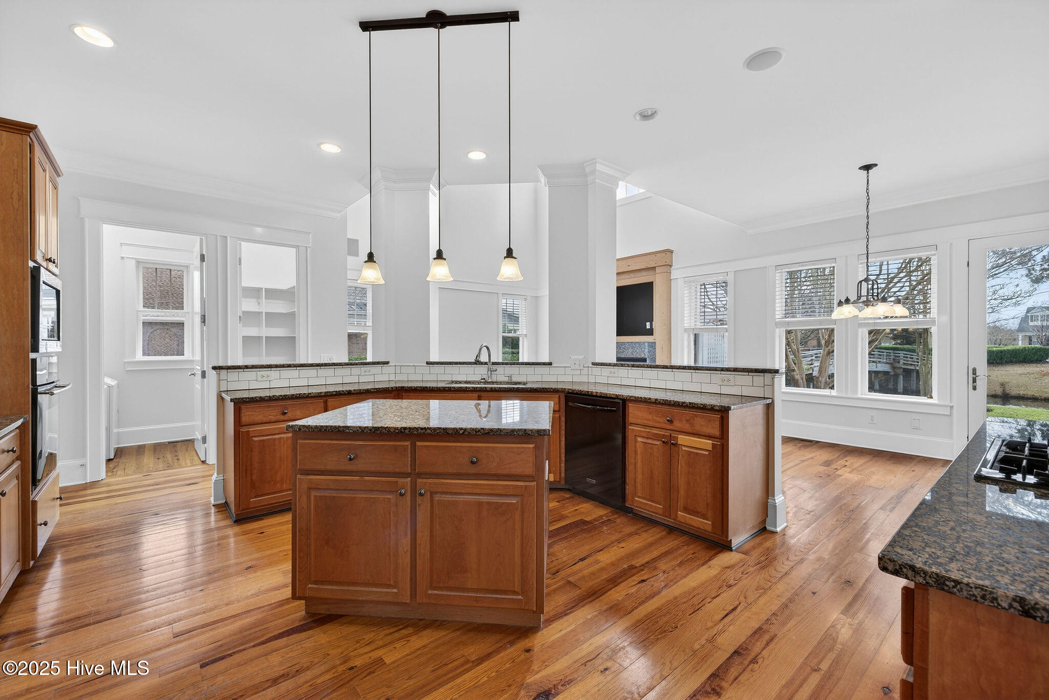 100545451 | Photo 13