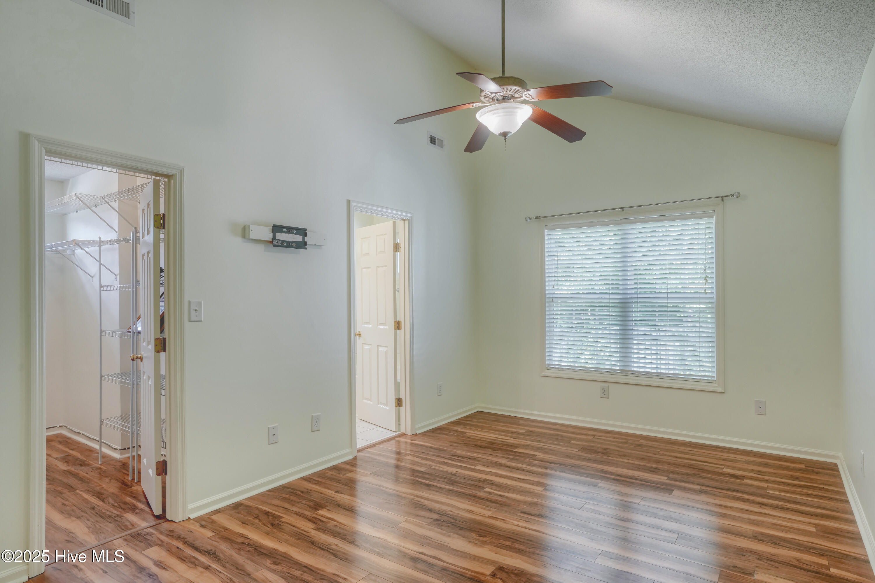 100472919 | Photo 17