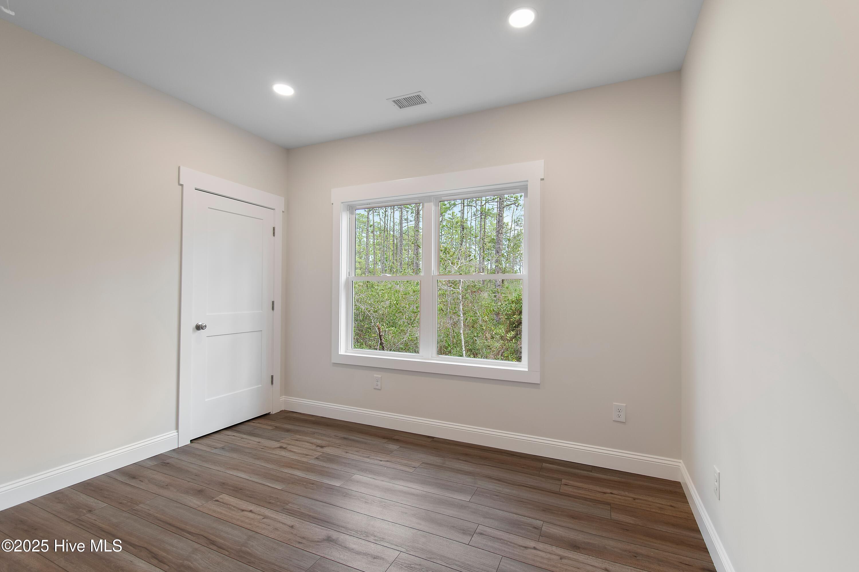 100548446 | Photo 23