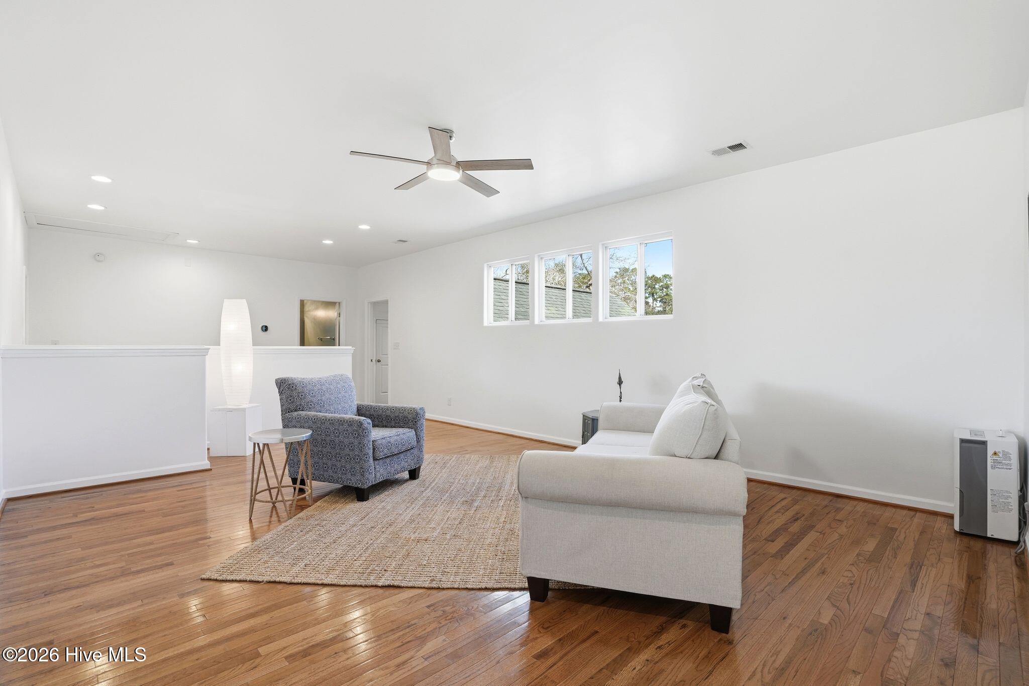 100560935 | Photo 56