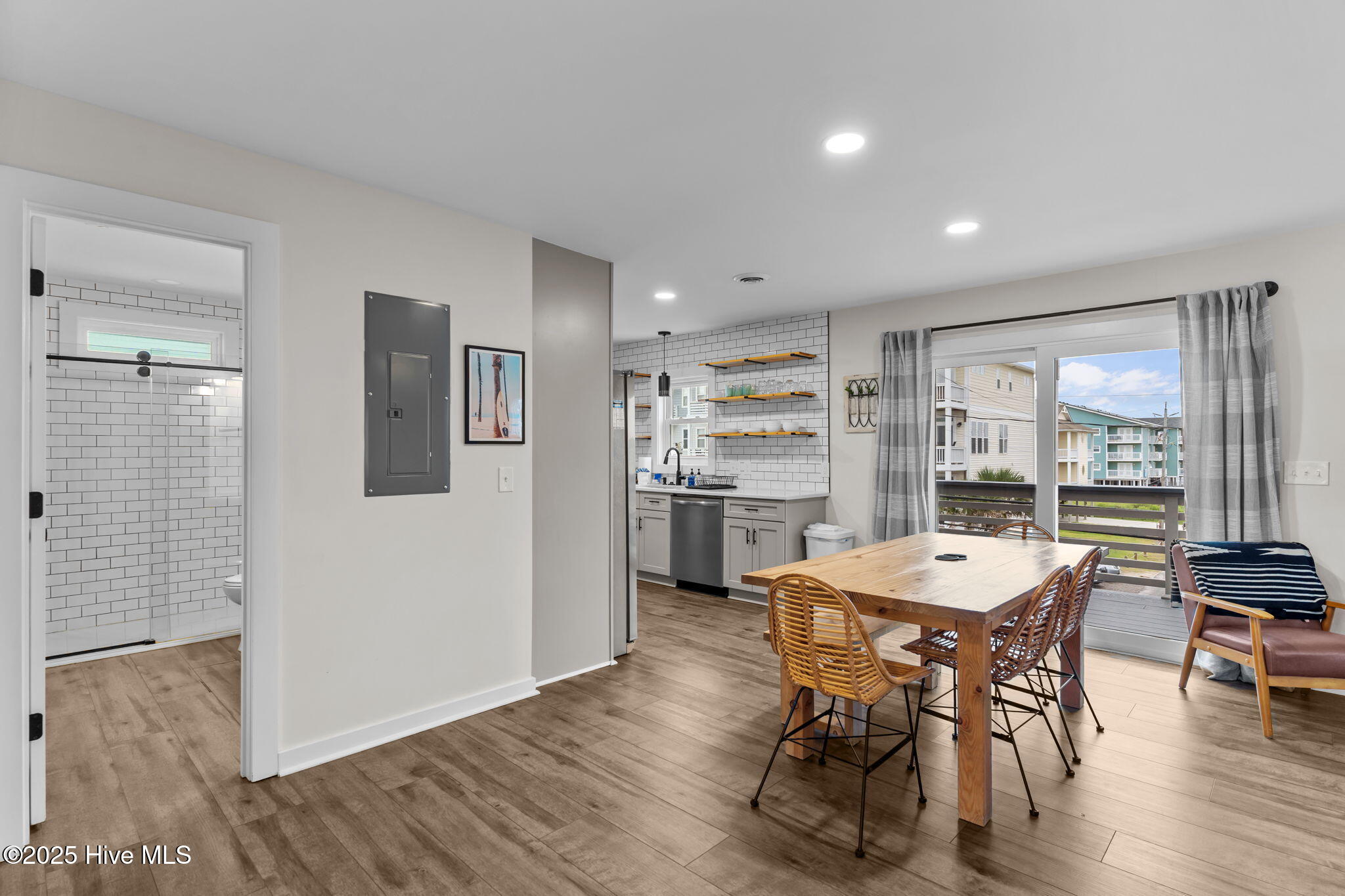 100526073 | Photo 30