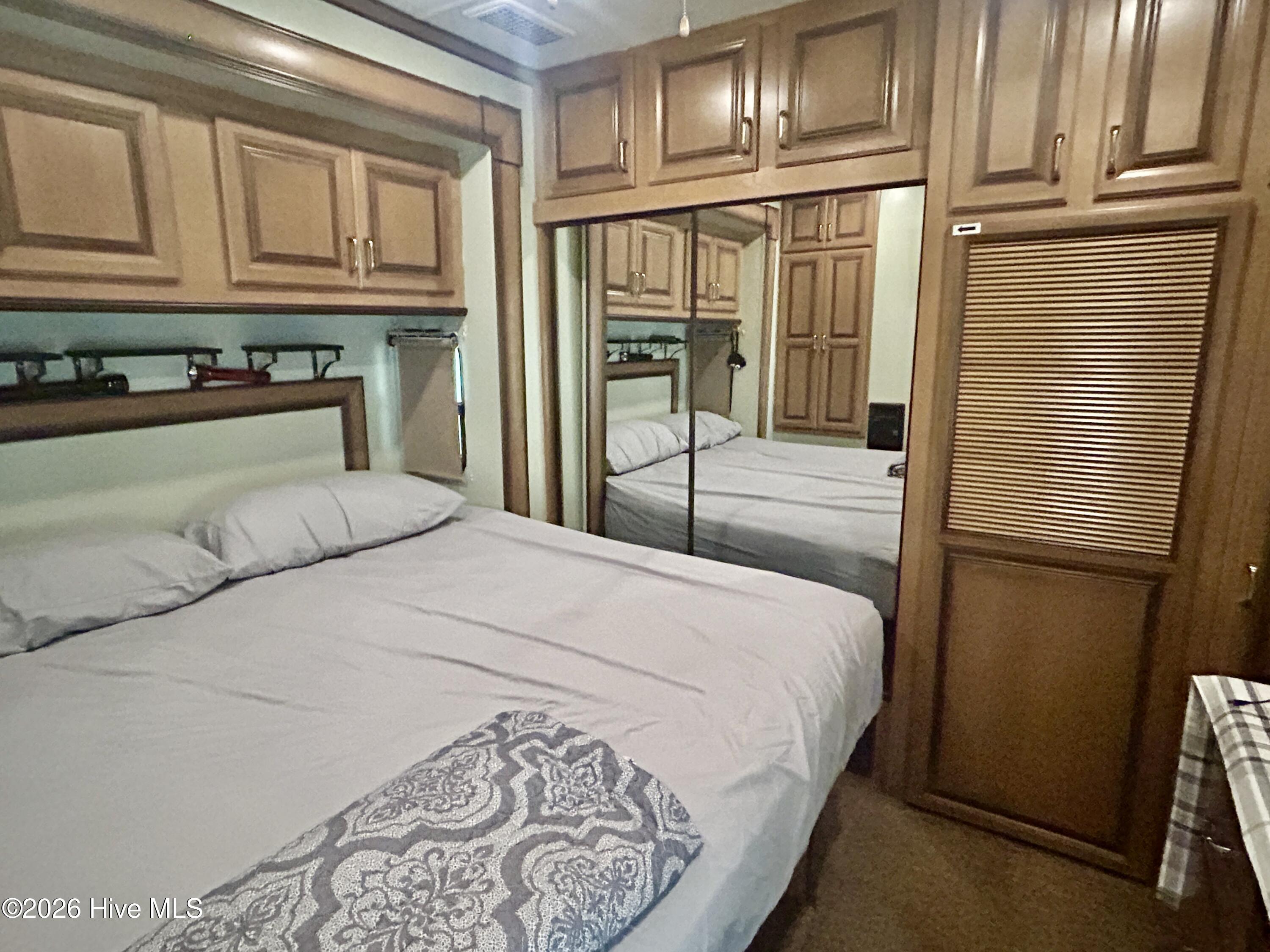 bedroom/closet - Cottage camper