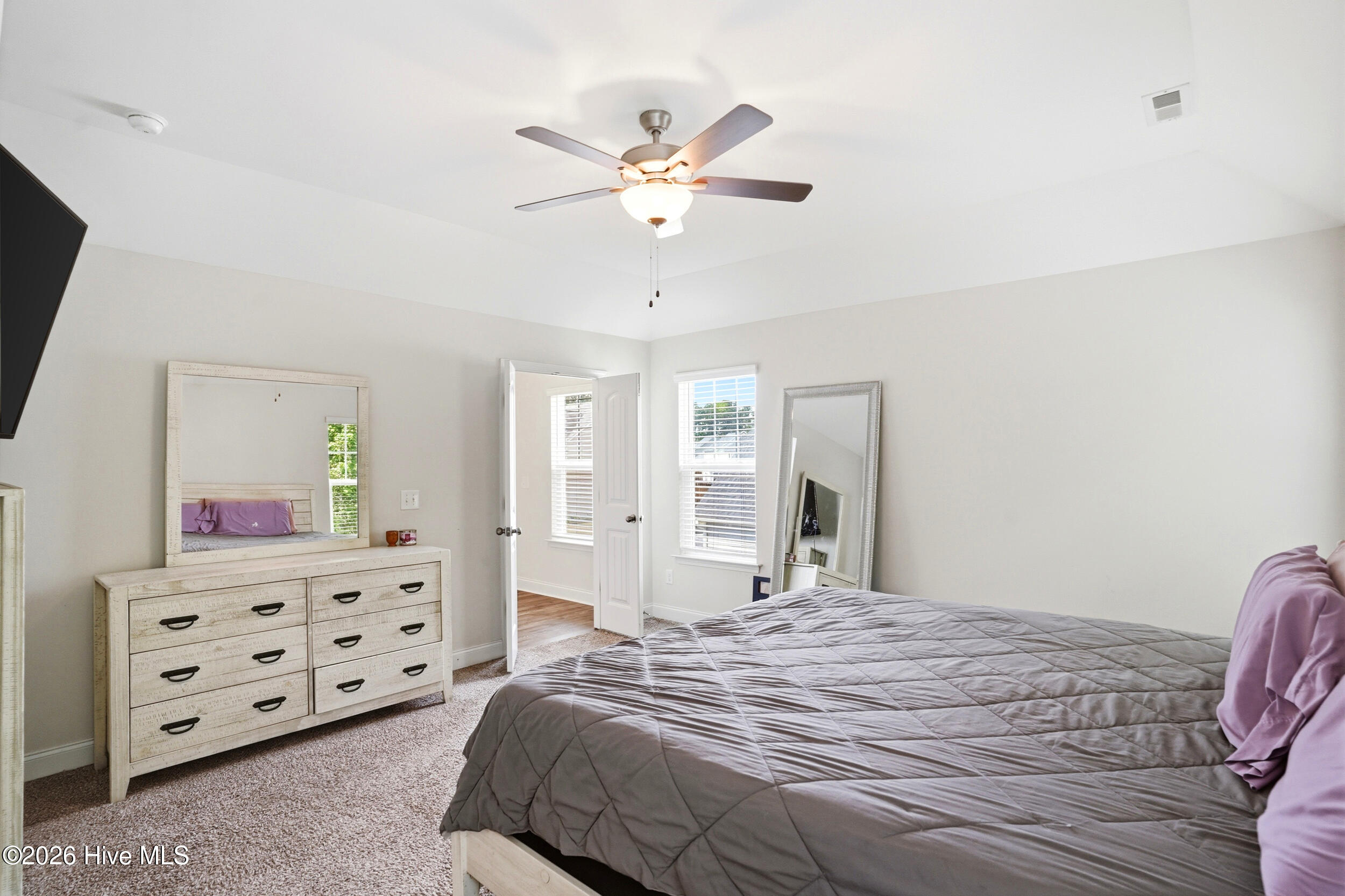 100570398 | Photo 16