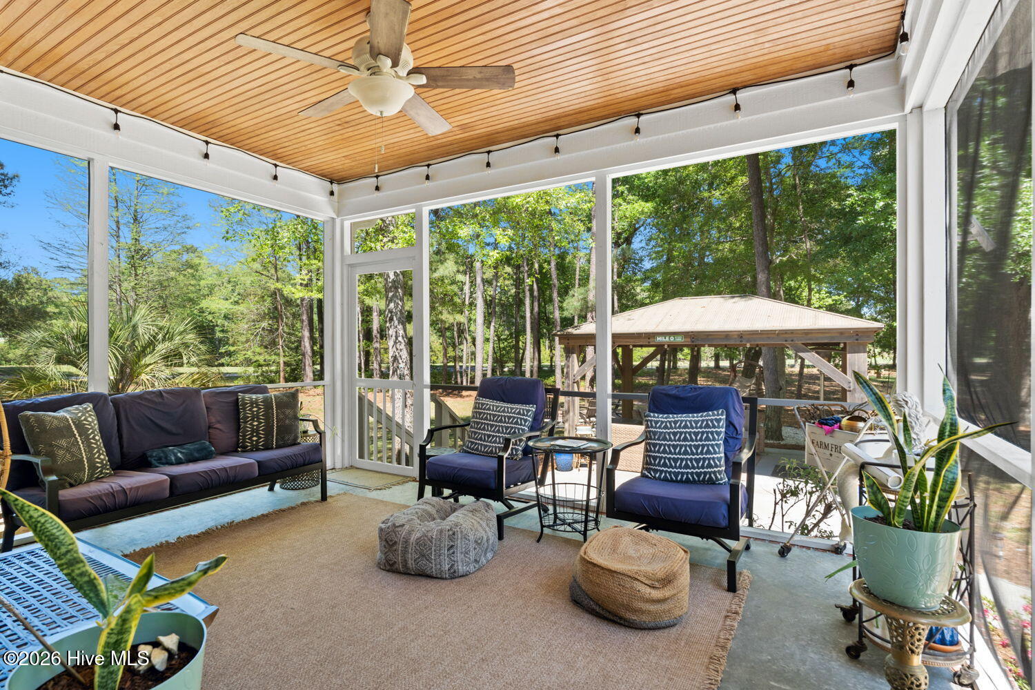 100568987 | Photo 18