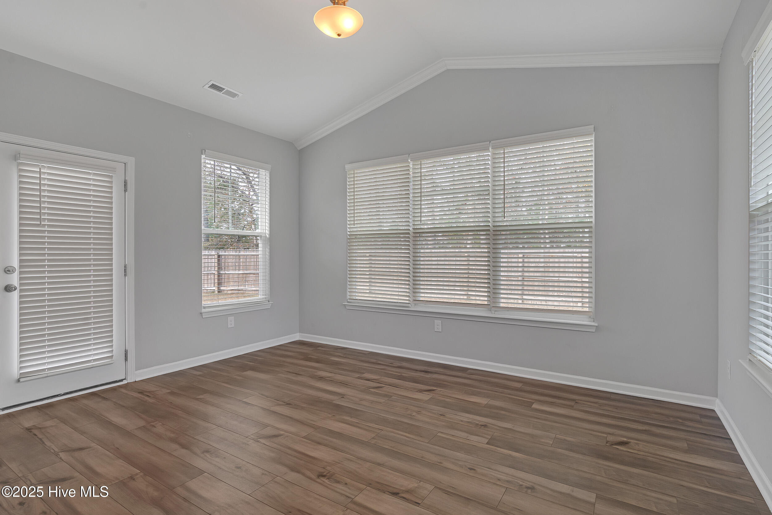 100544849 | Photo 22