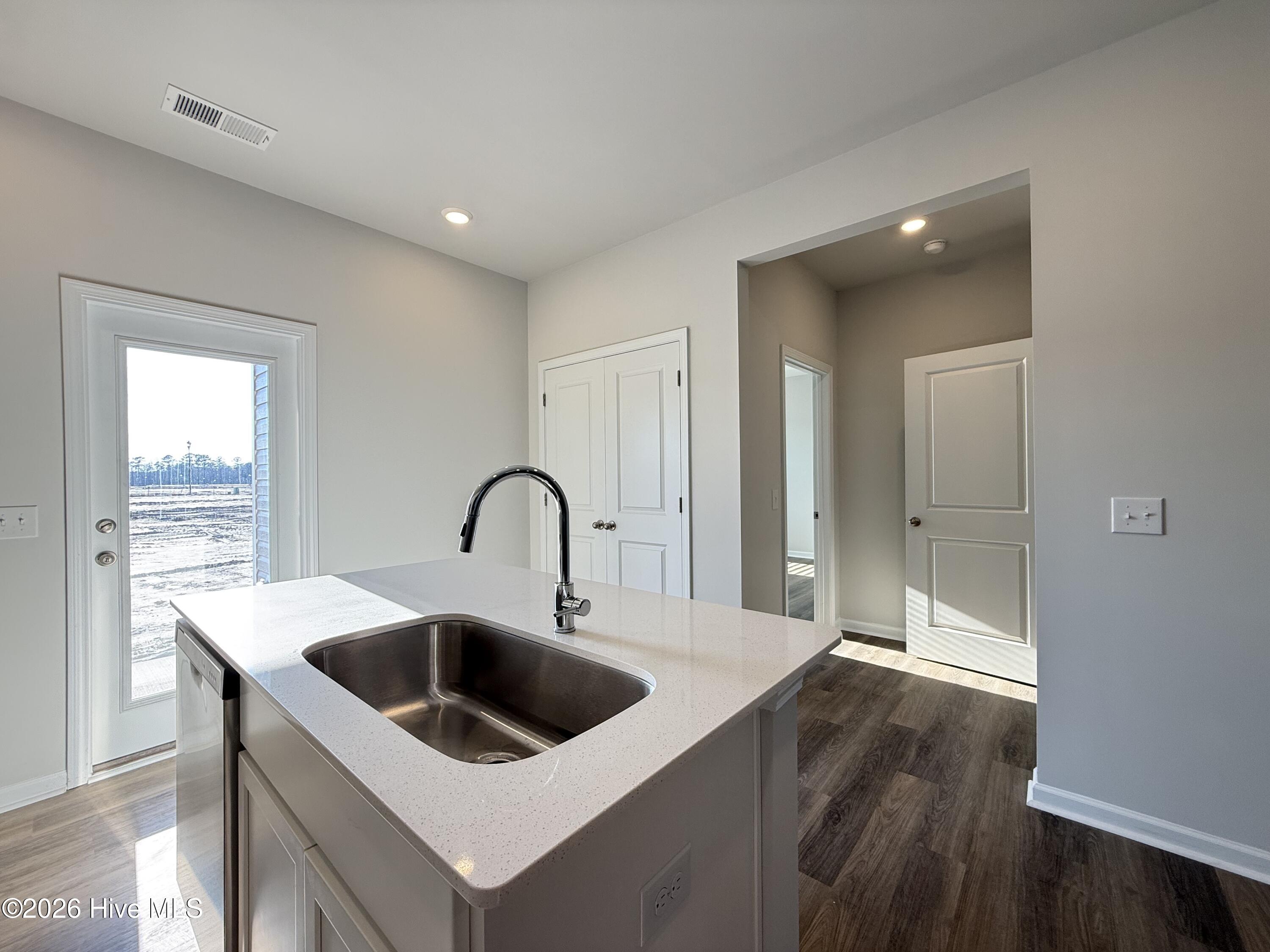 100525934 | Photo 12