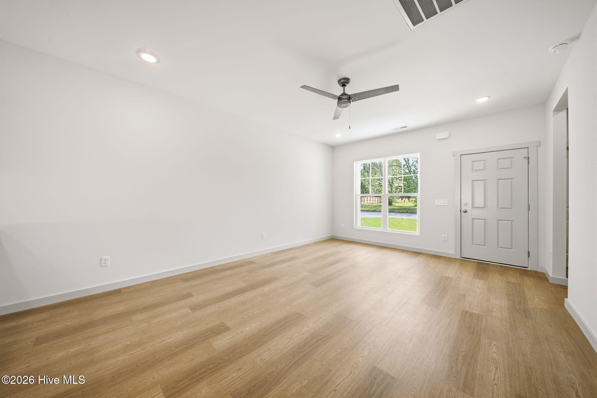 100562147 | Photo 35