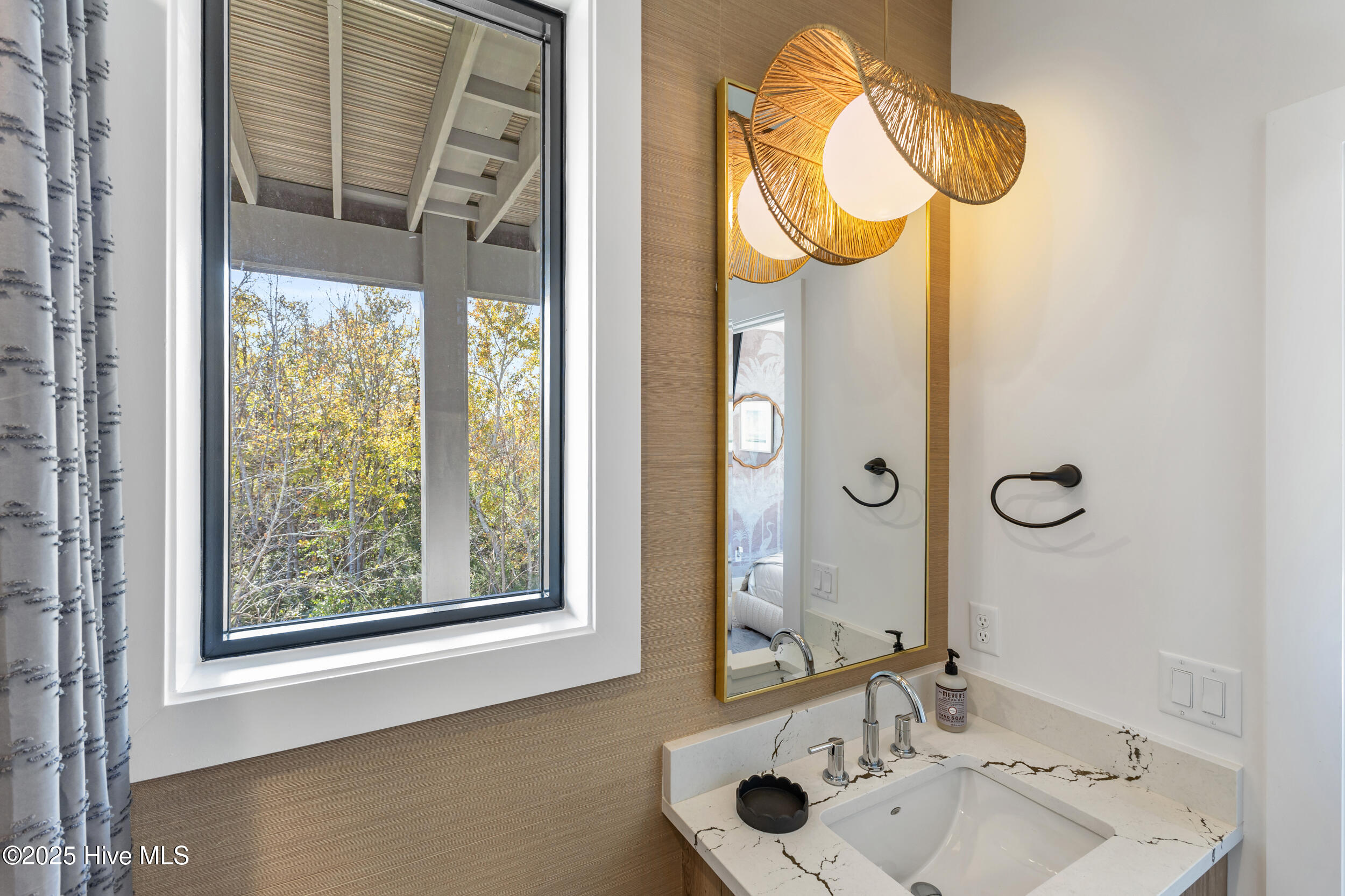 100560087 | Photo 44