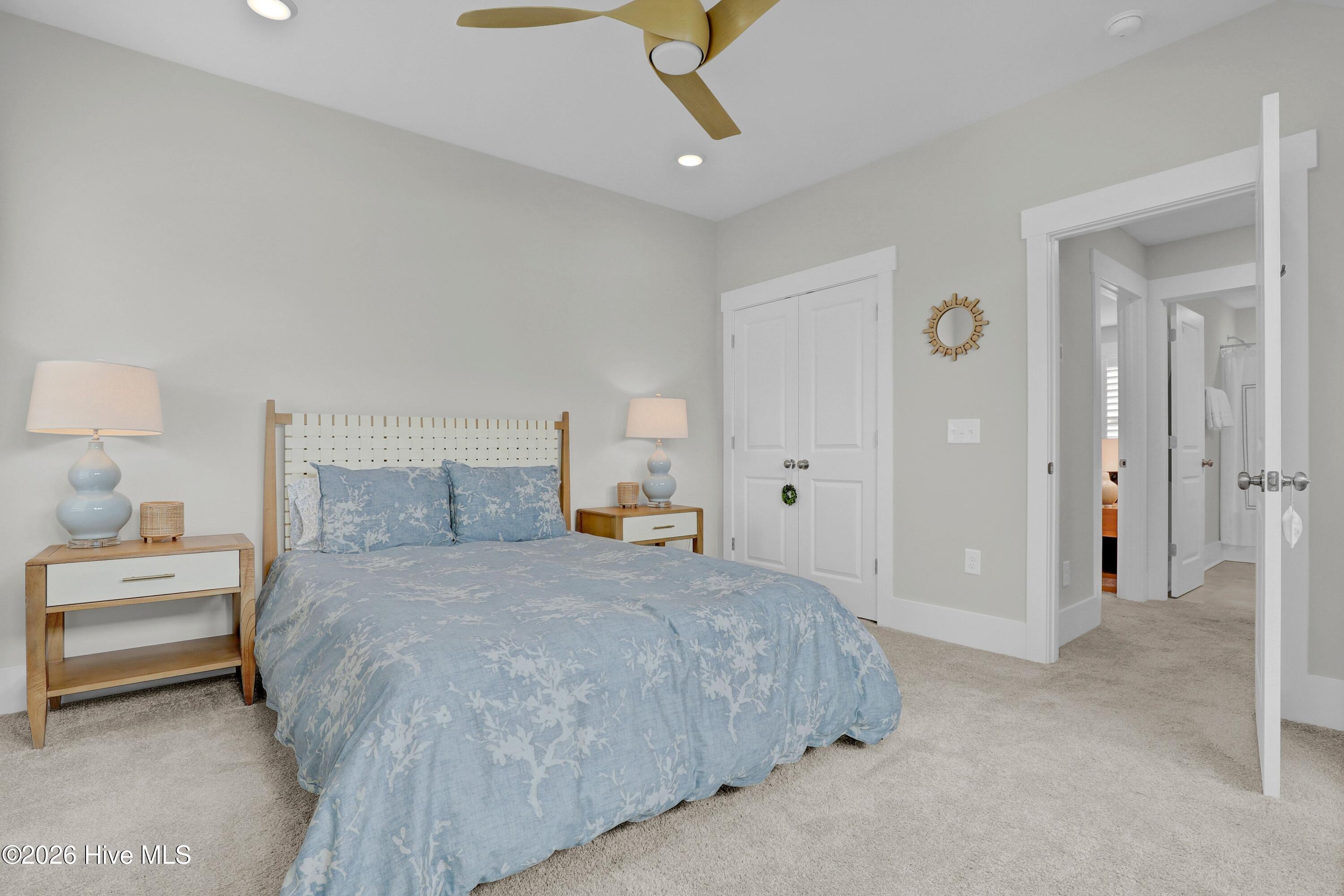 100565669 | Photo 32