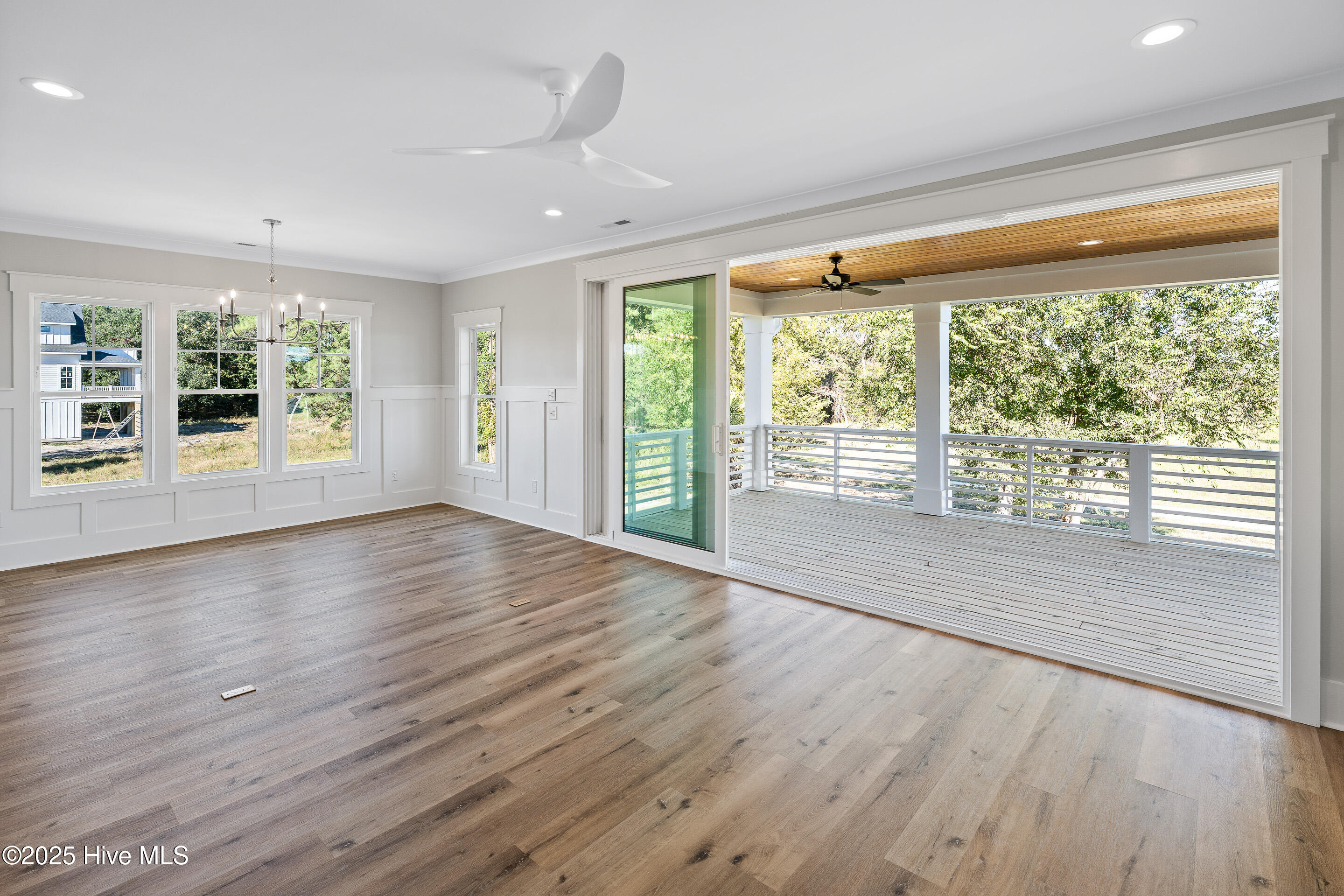 100557096 | Photo 33