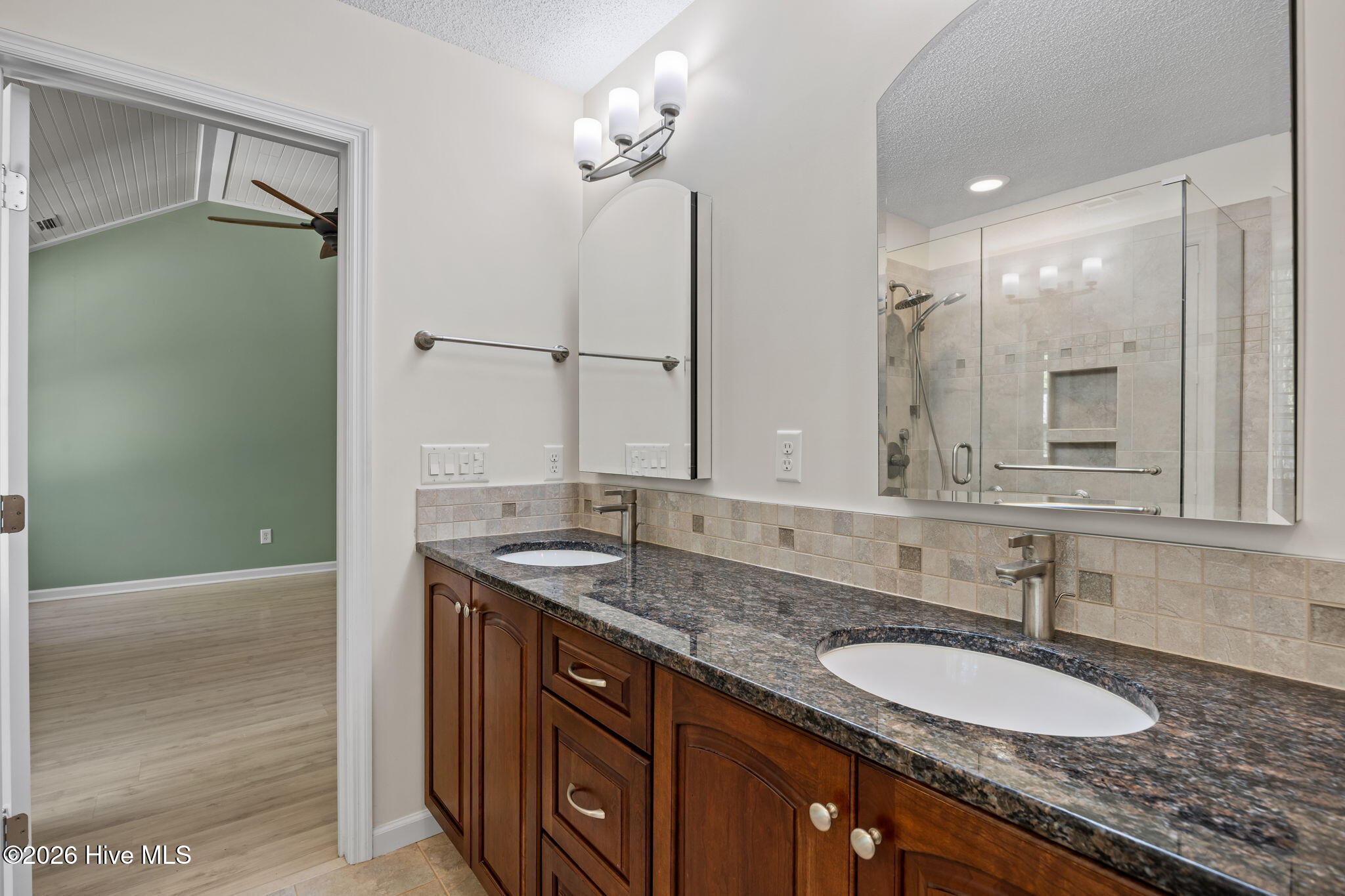 100565188 | Photo 26