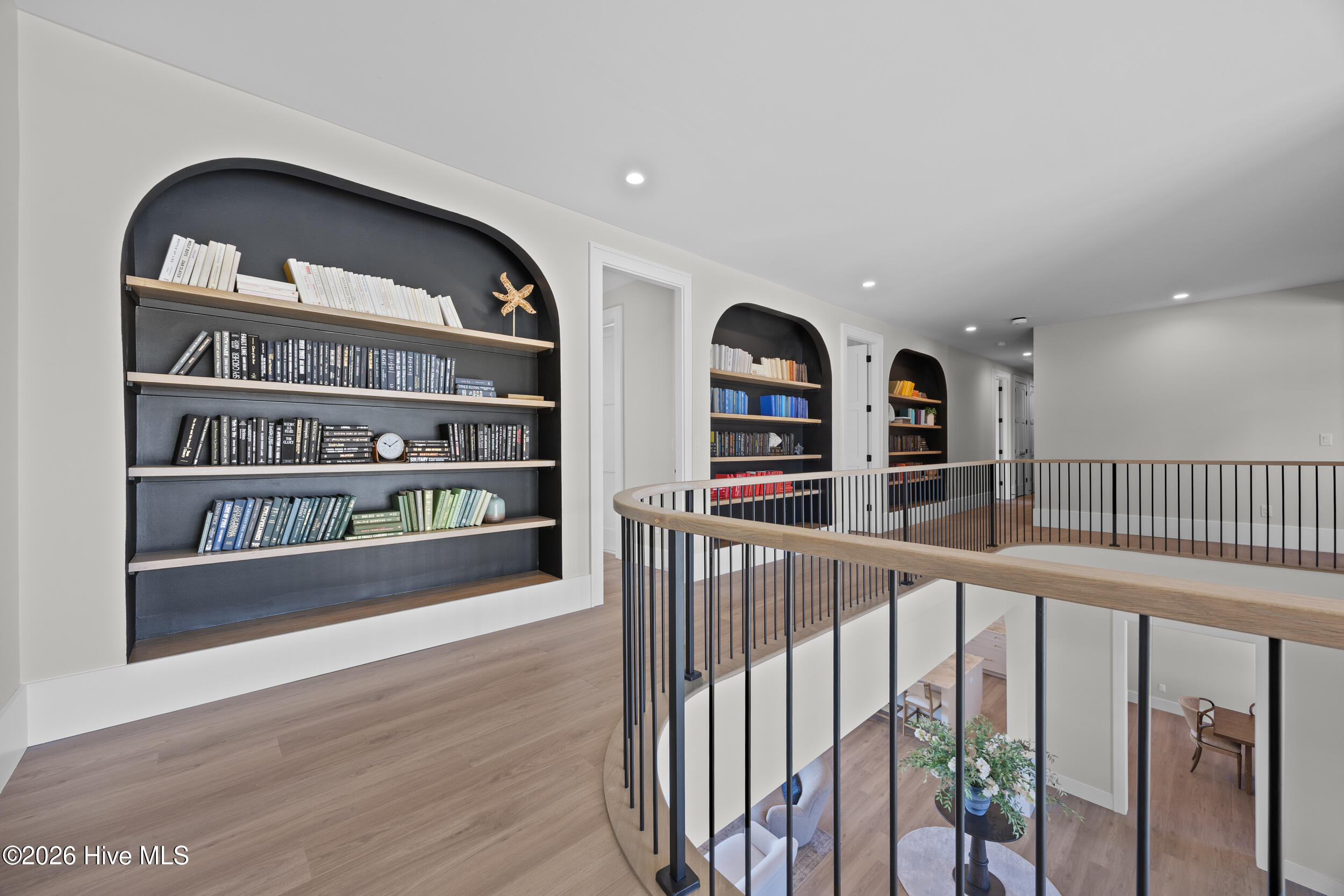 100561987 | Photo 45