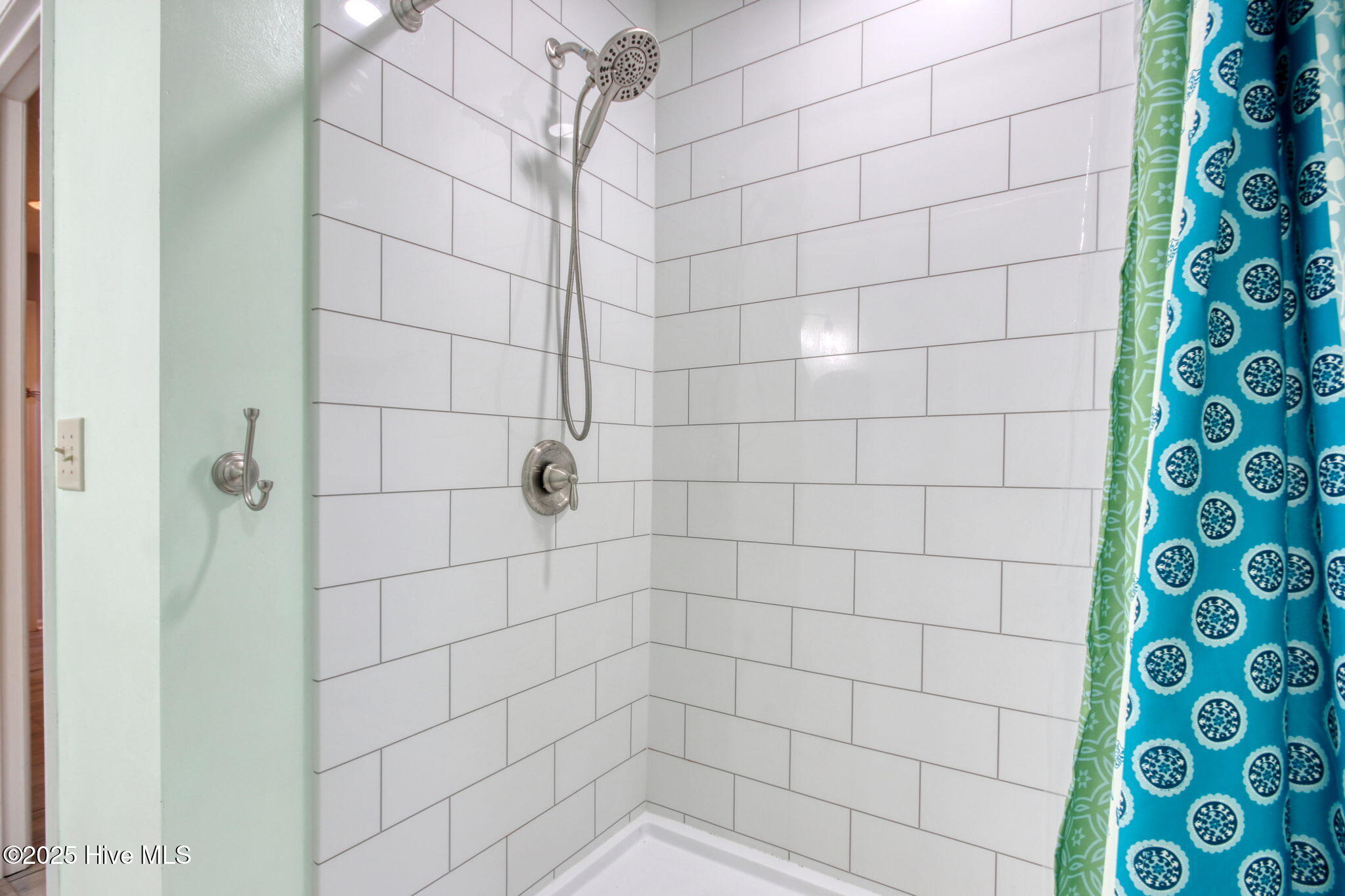 100528000 | Photo 11