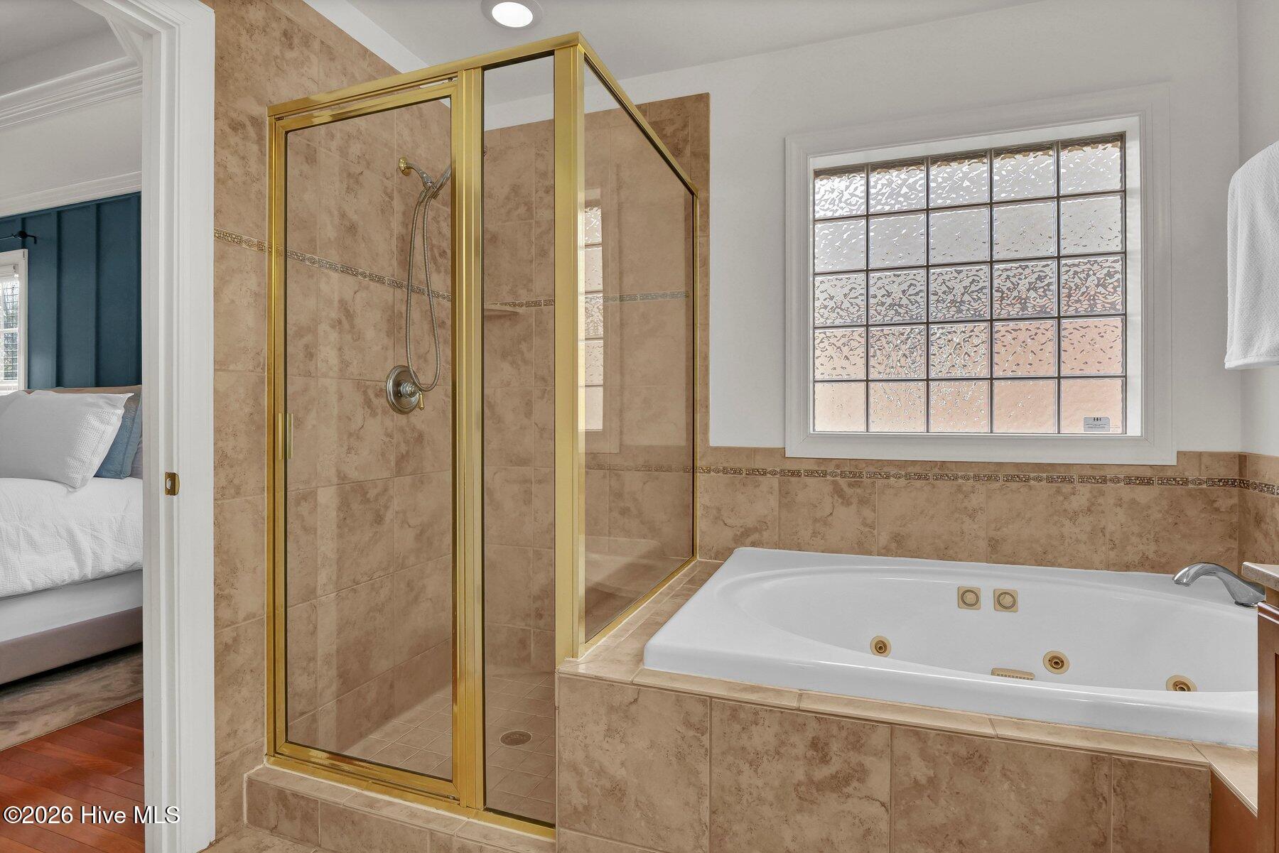 100562054 | Photo 16