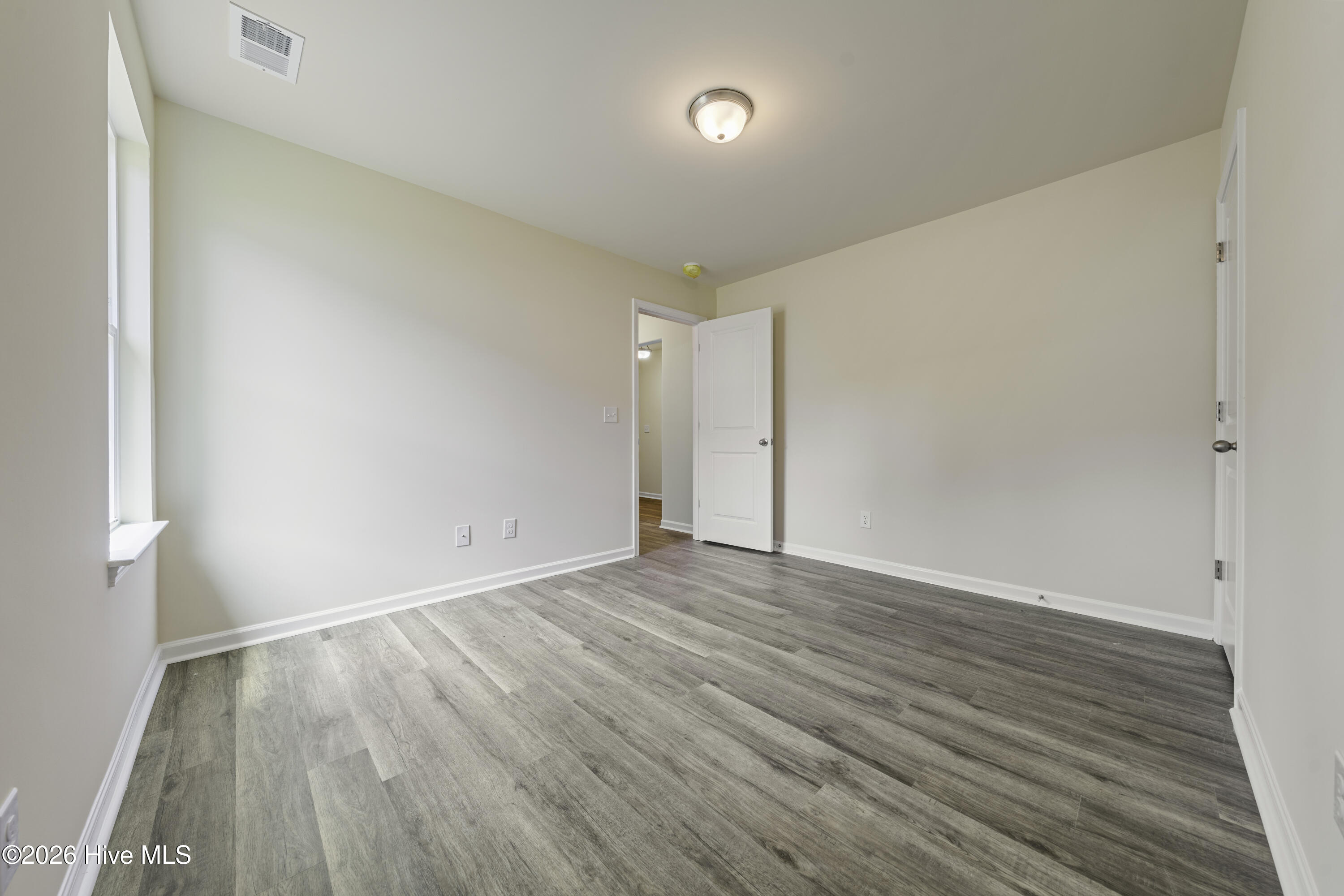 100550790 | Photo 10