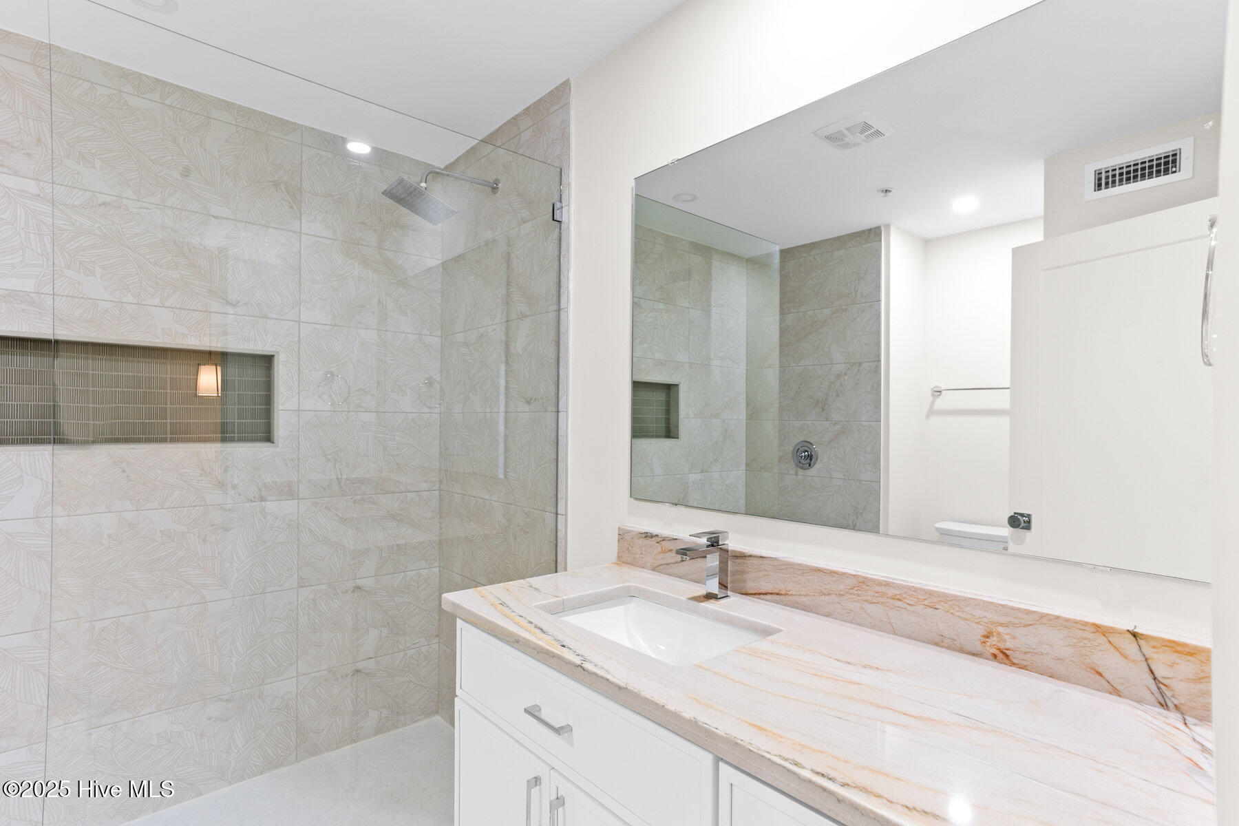 100510467 | Photo 18