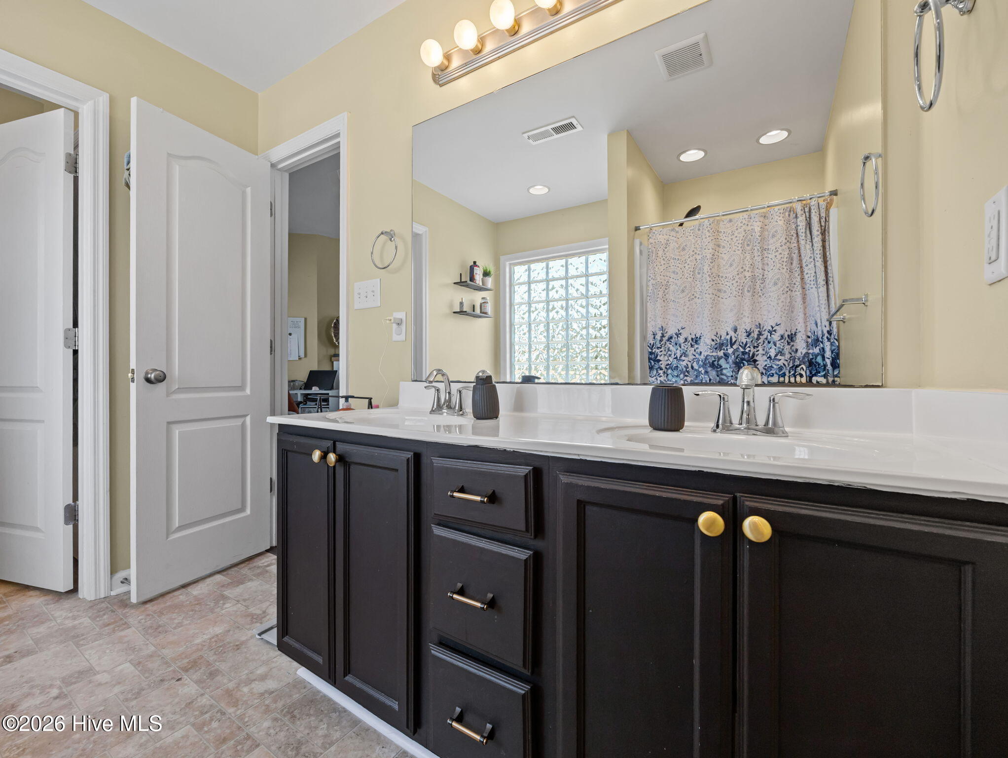 100569834 | Photo 22