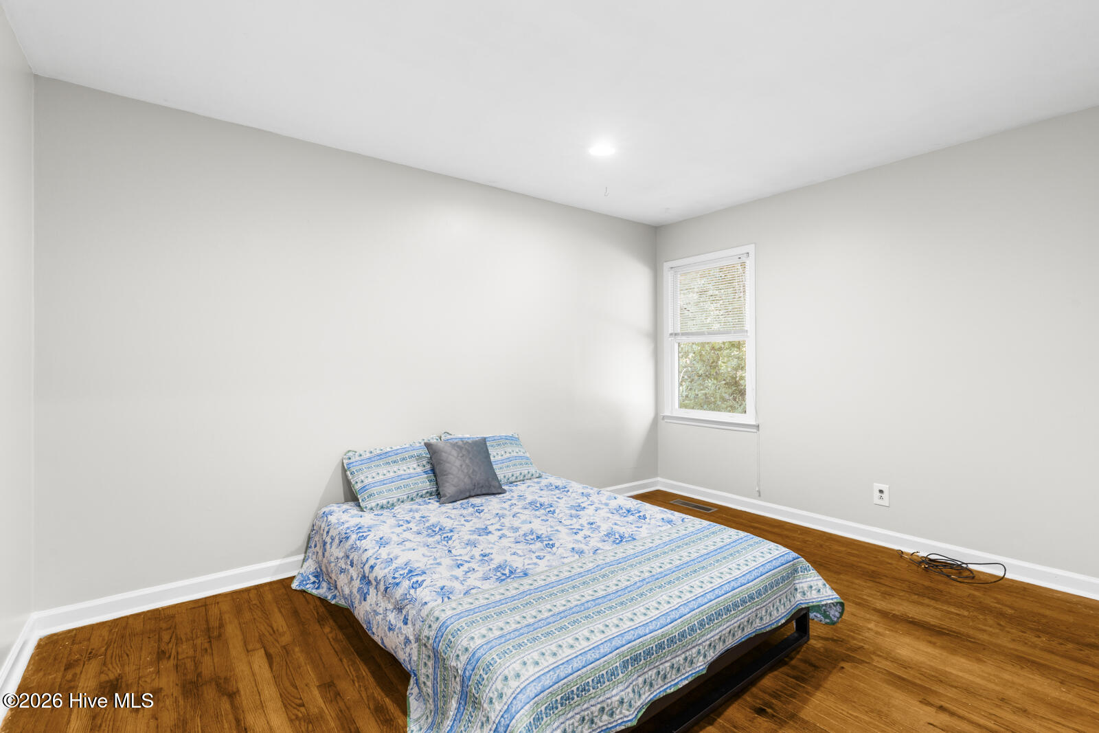 100569142 | Photo 18