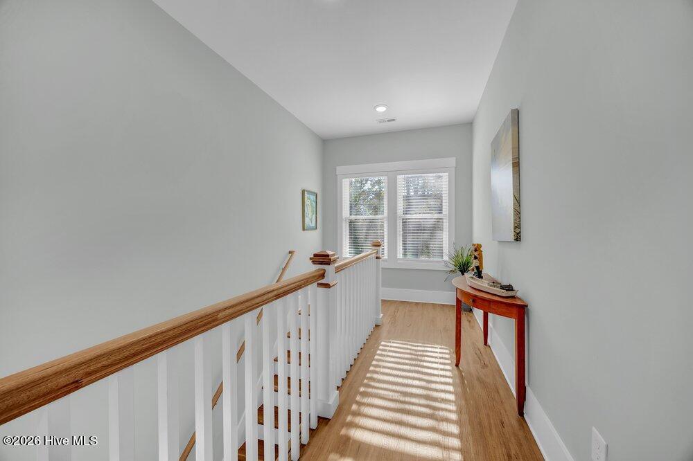 100561584 | Photo 28