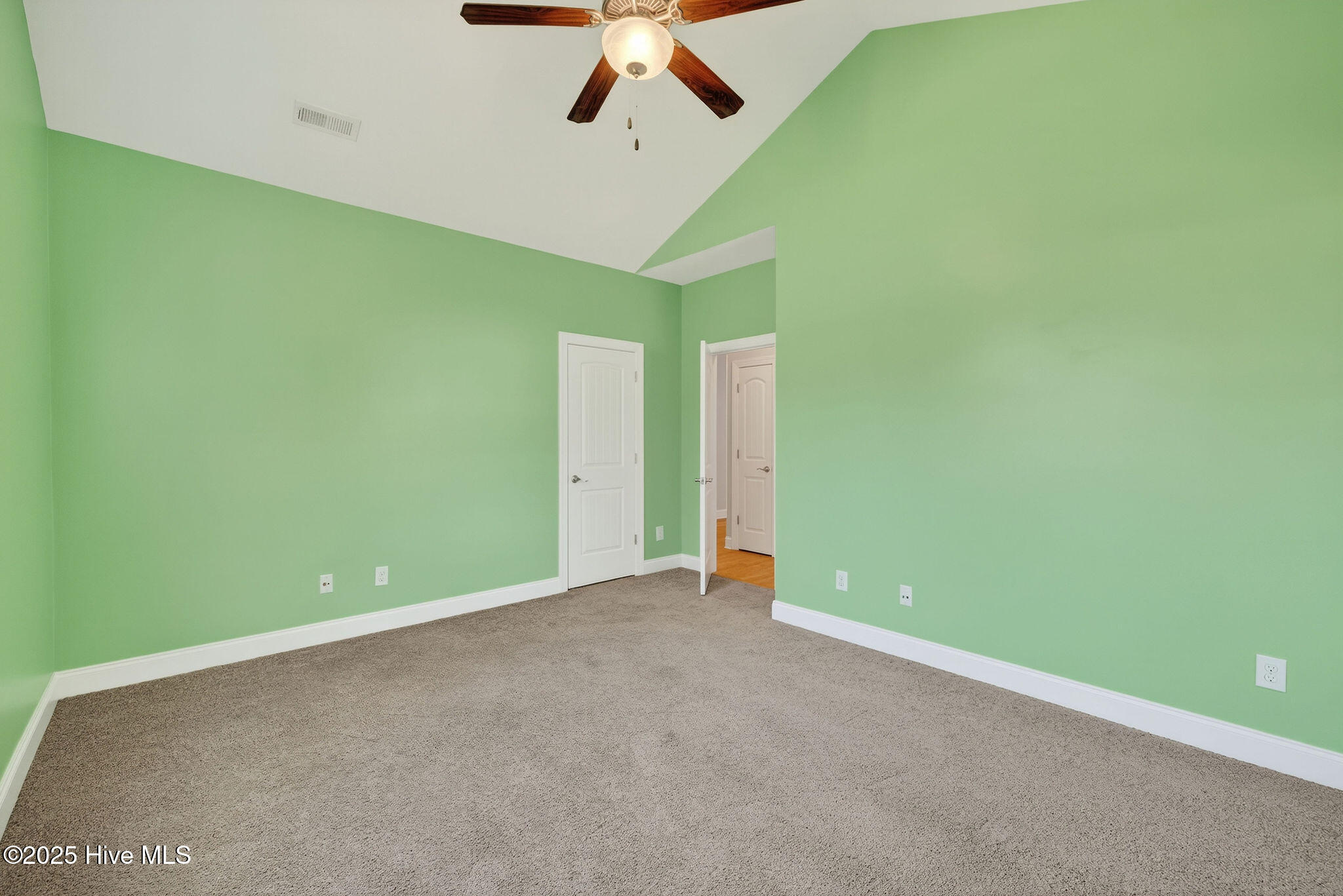 100535403 | Photo 25