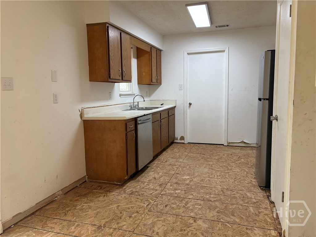 Photo 3 of Single family home for sale at 10 Yardarm Pl, Savannah, GA 31410 | MLS# SA364439 | Listing updated on 2026-09-19