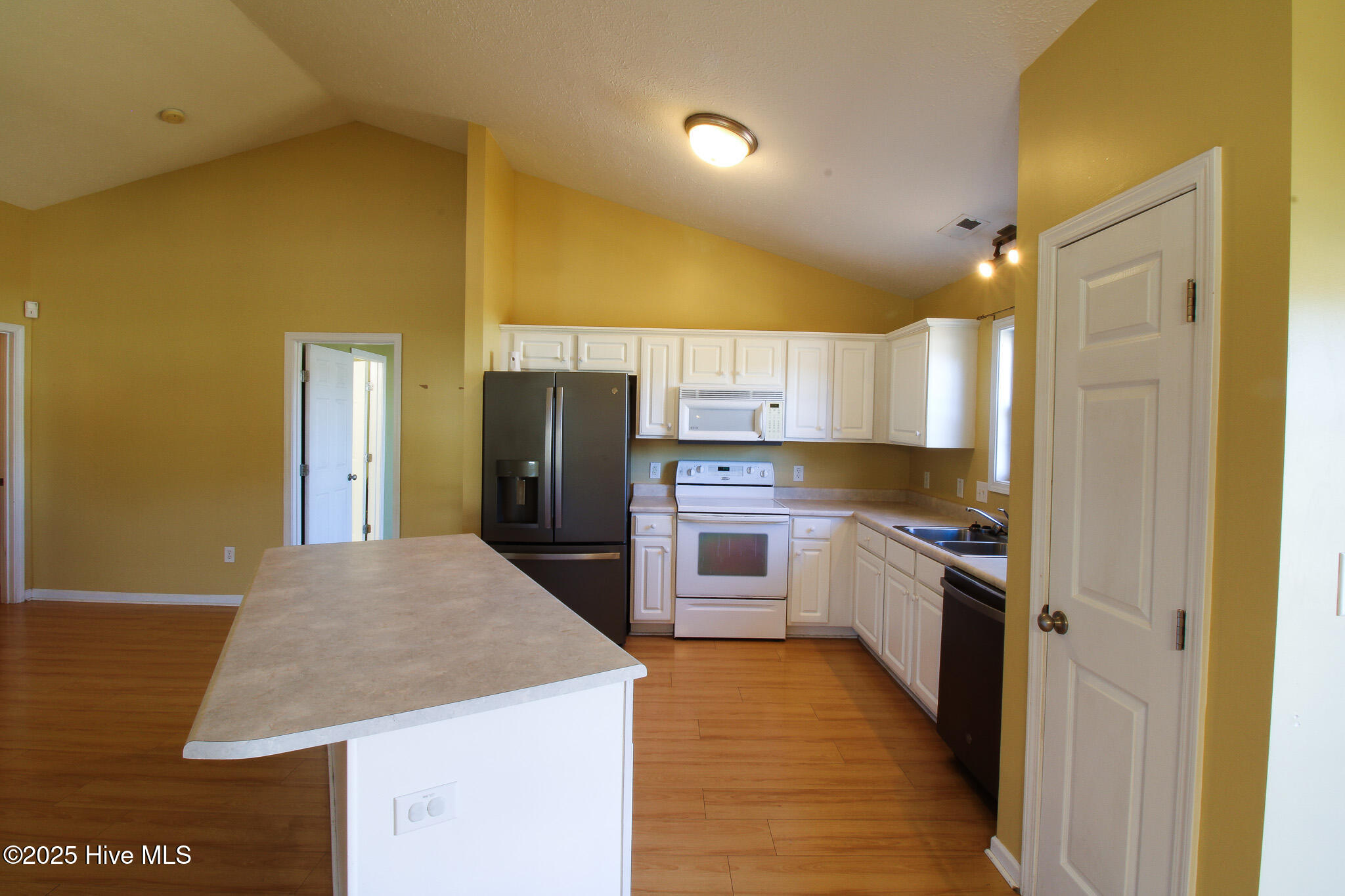 100537575 | Photo 16