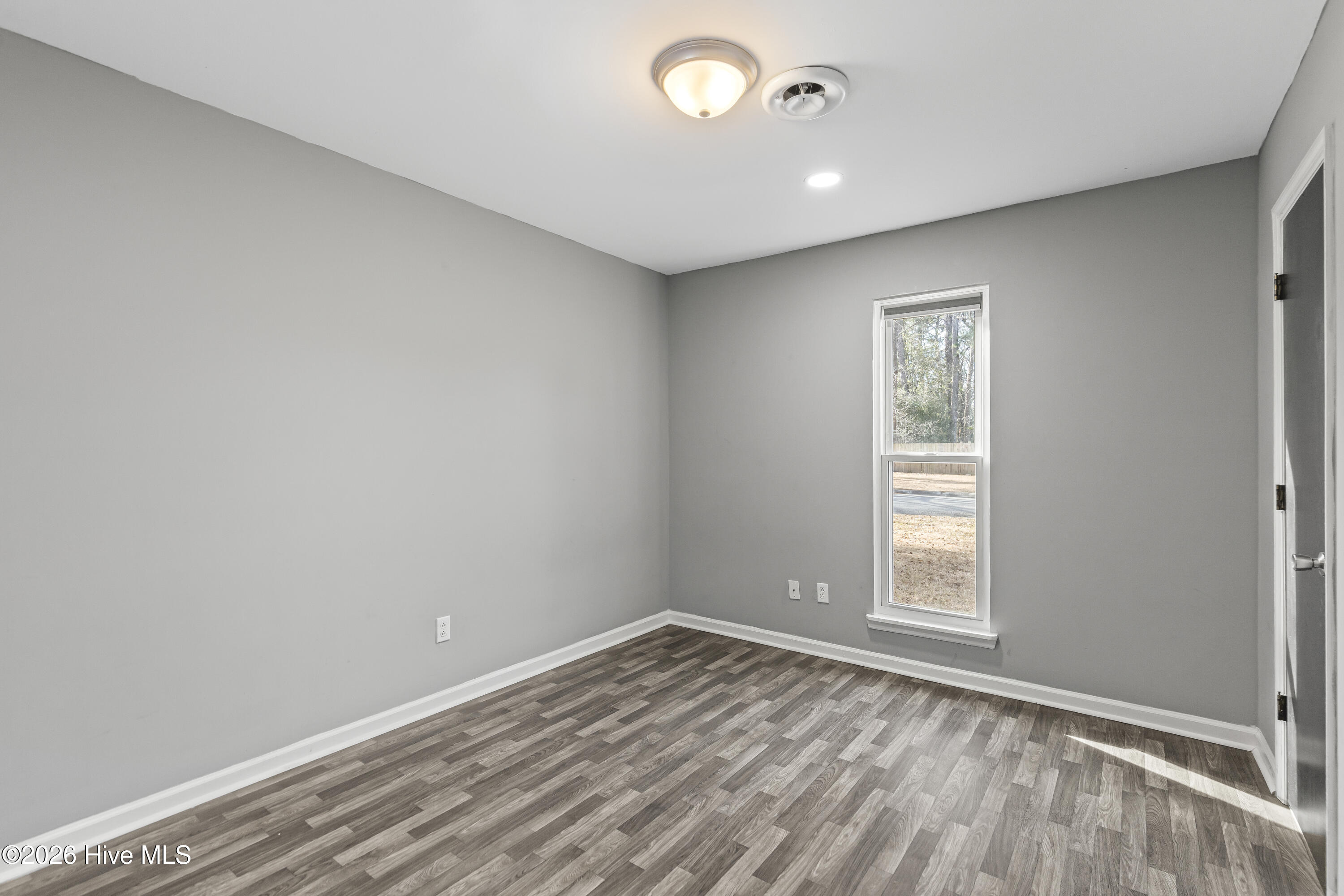 100550211 | Photo 14