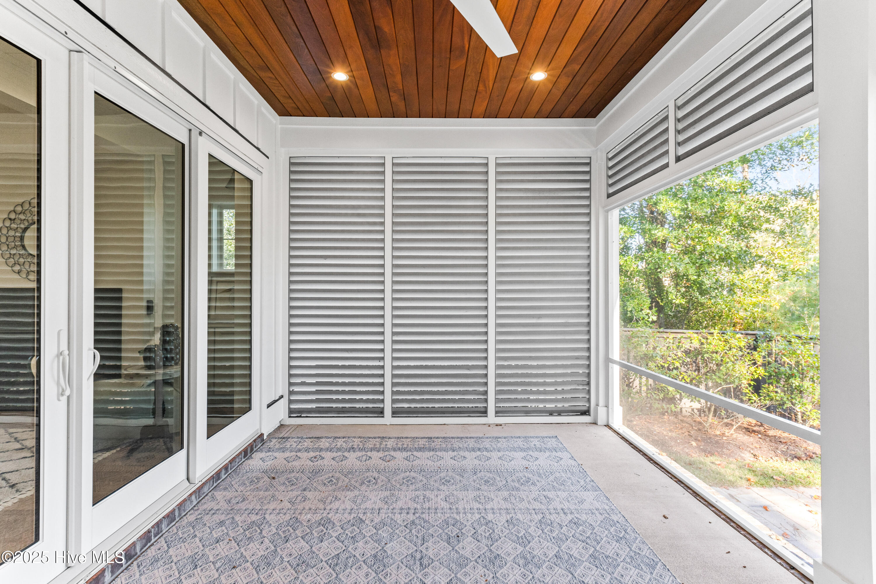 100537930 | Photo 25