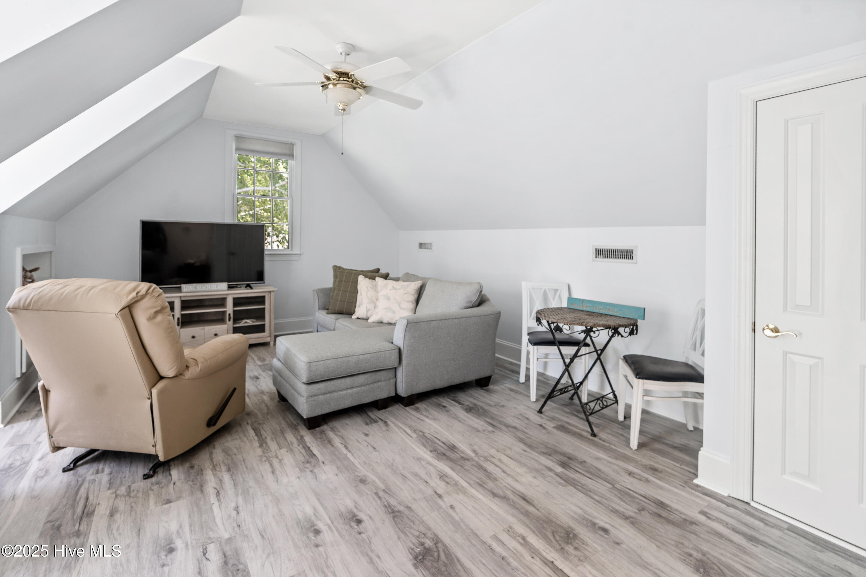 100520099 | Photo 57