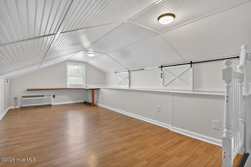 100562479 | Photo 37