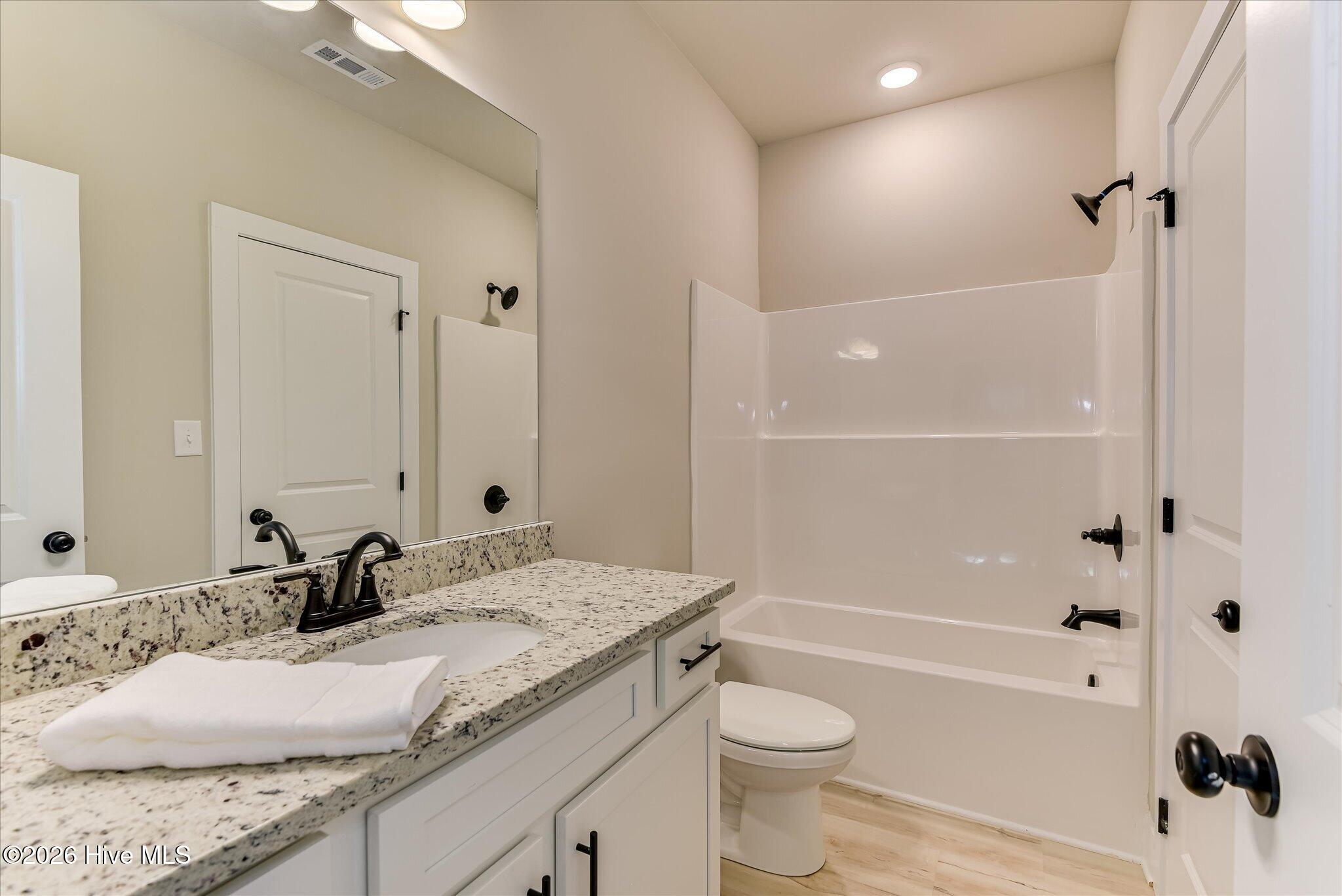 Full, ensuite bathroom for Bedroom 4