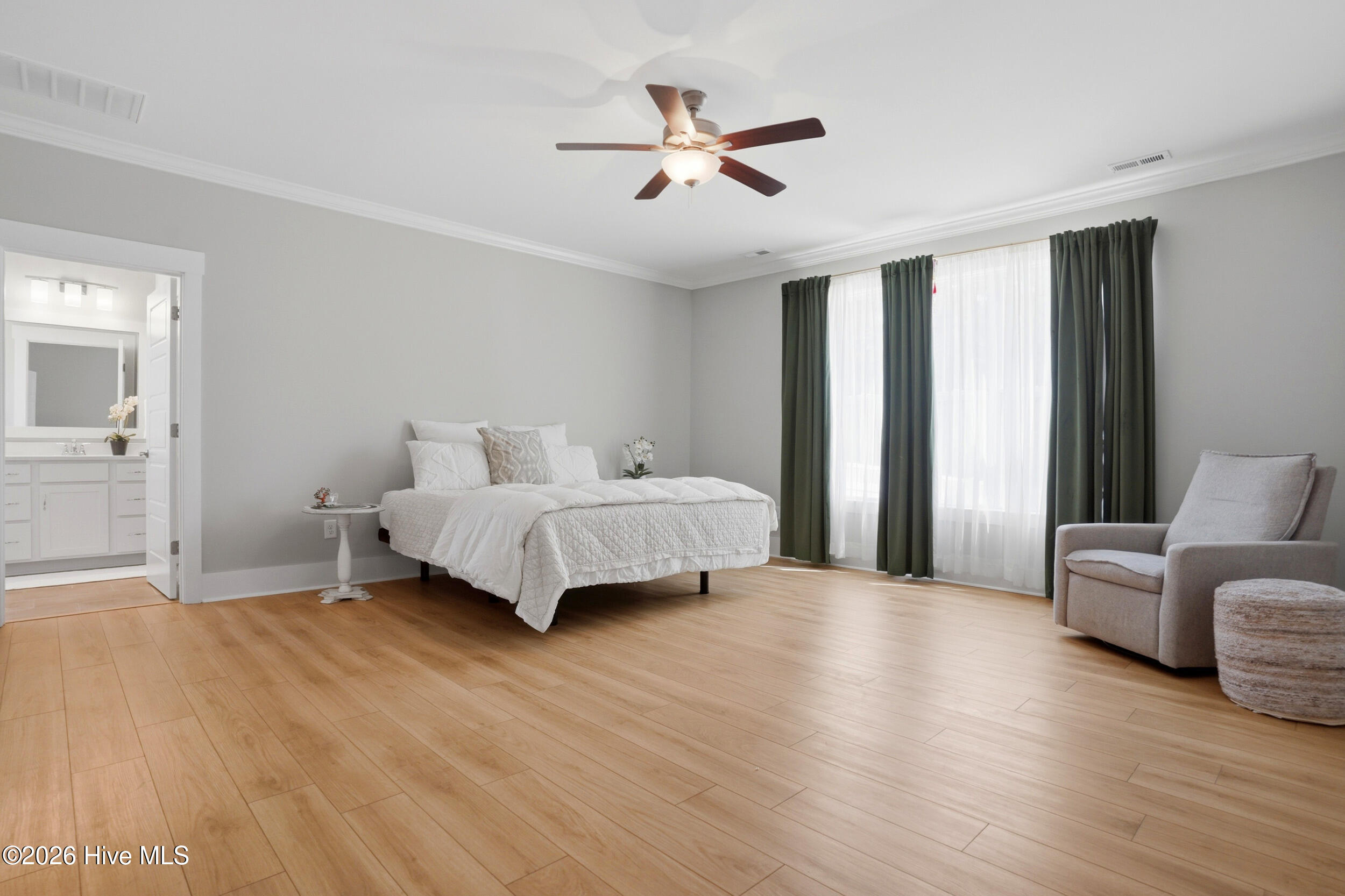 100565471 | Photo 25