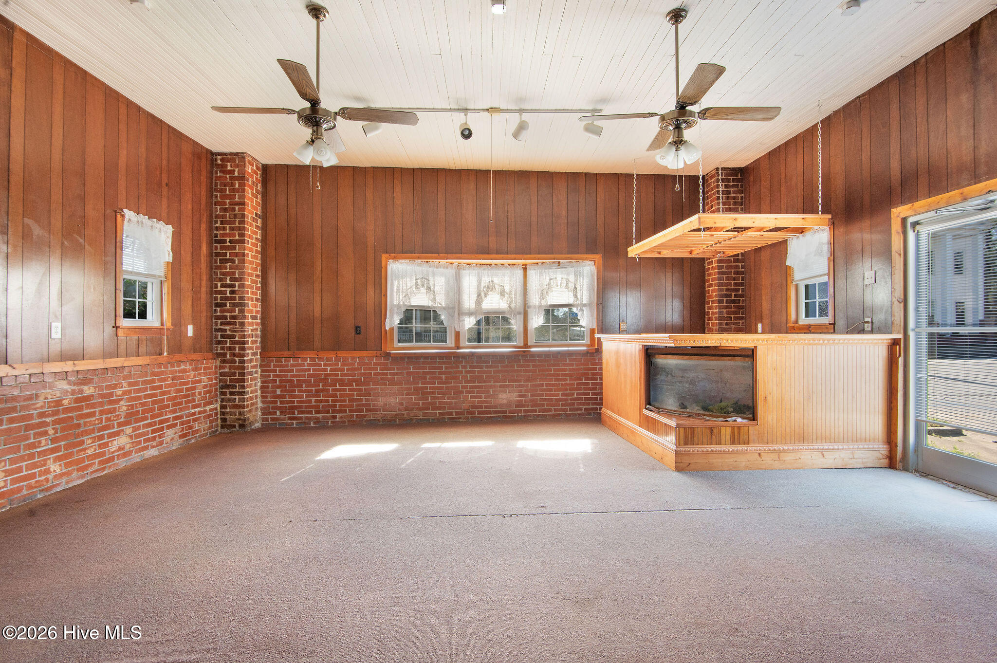 100561889 | Photo 52