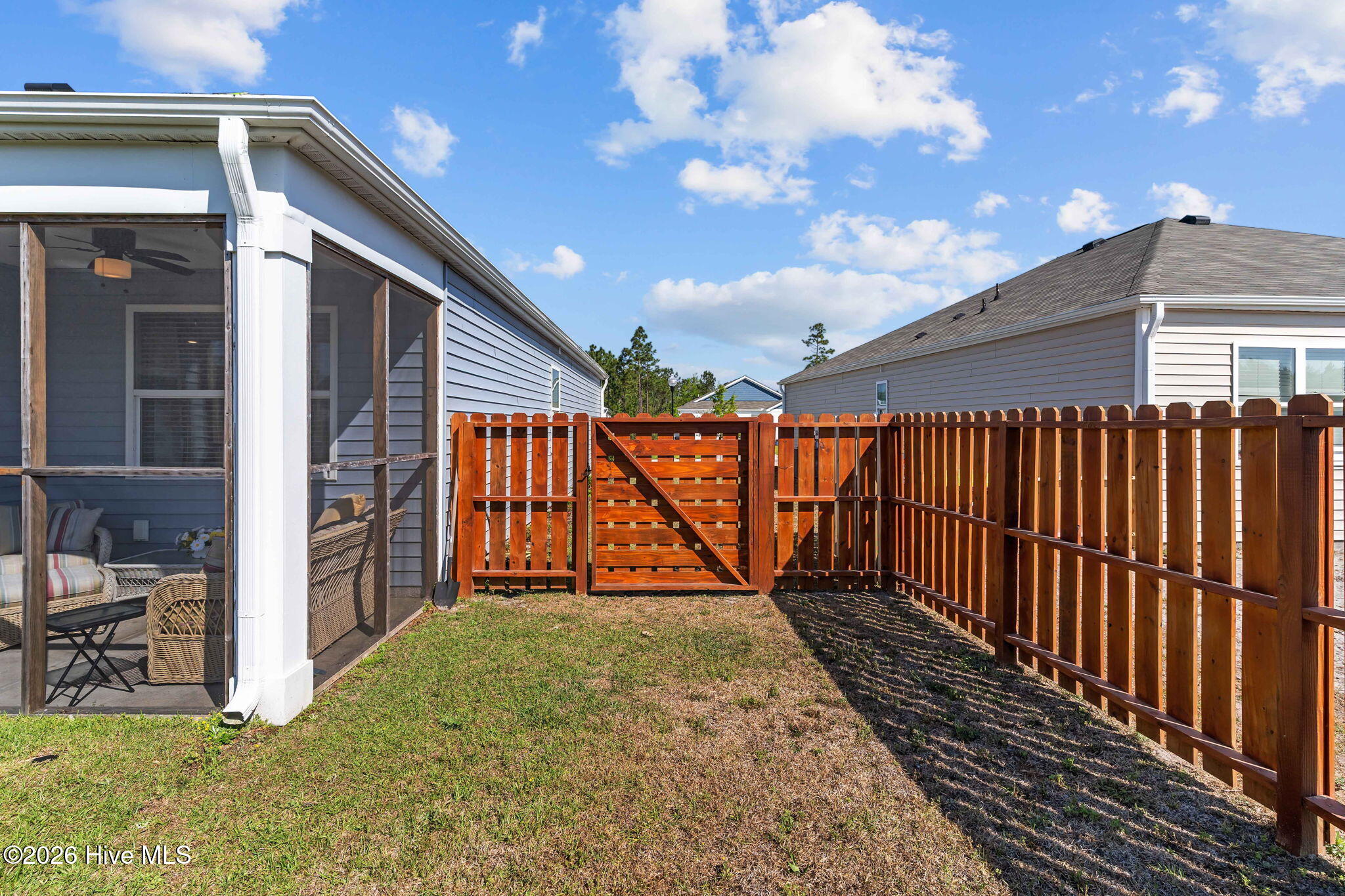 100569205 | Photo 38