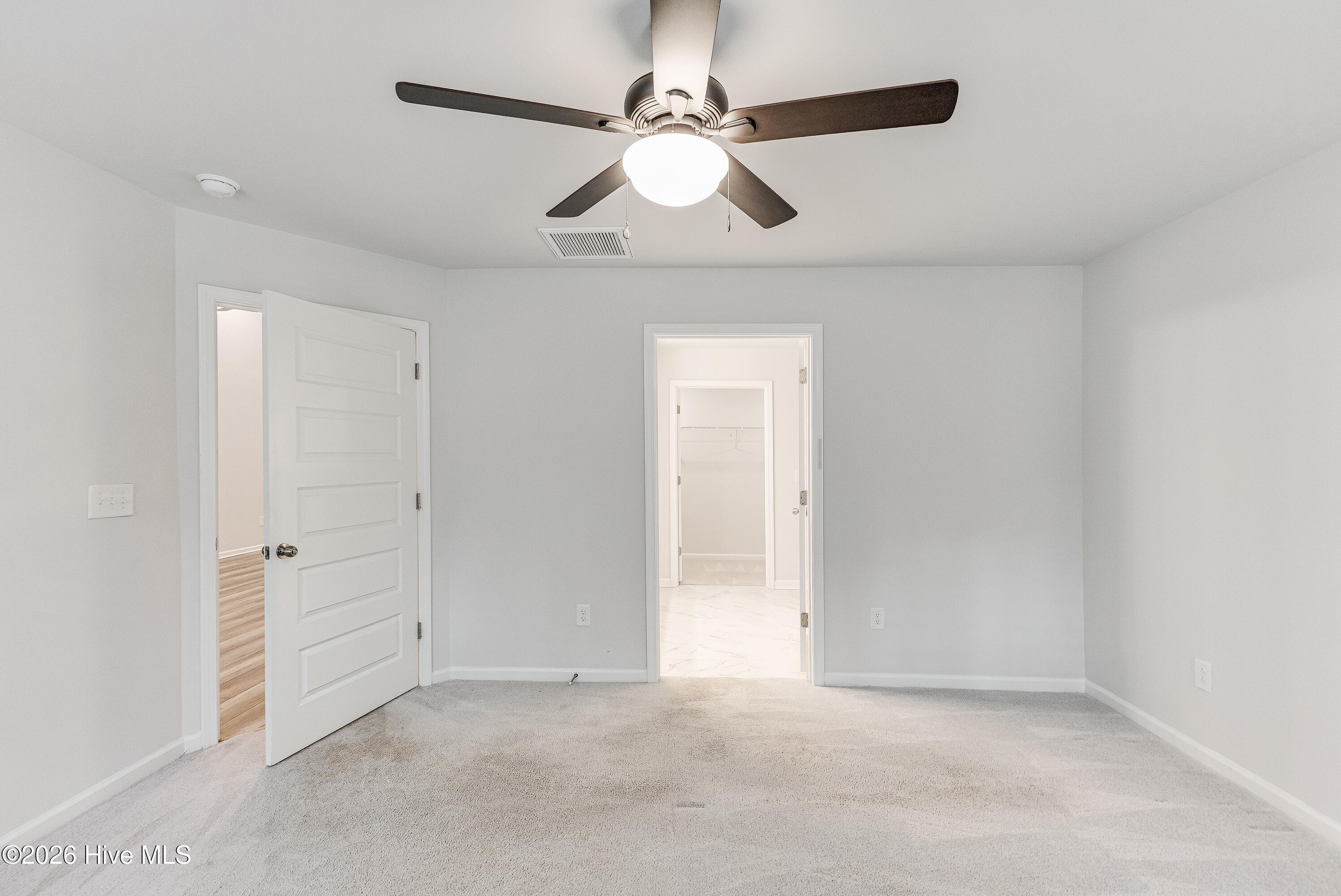 100561168 | Photo 16