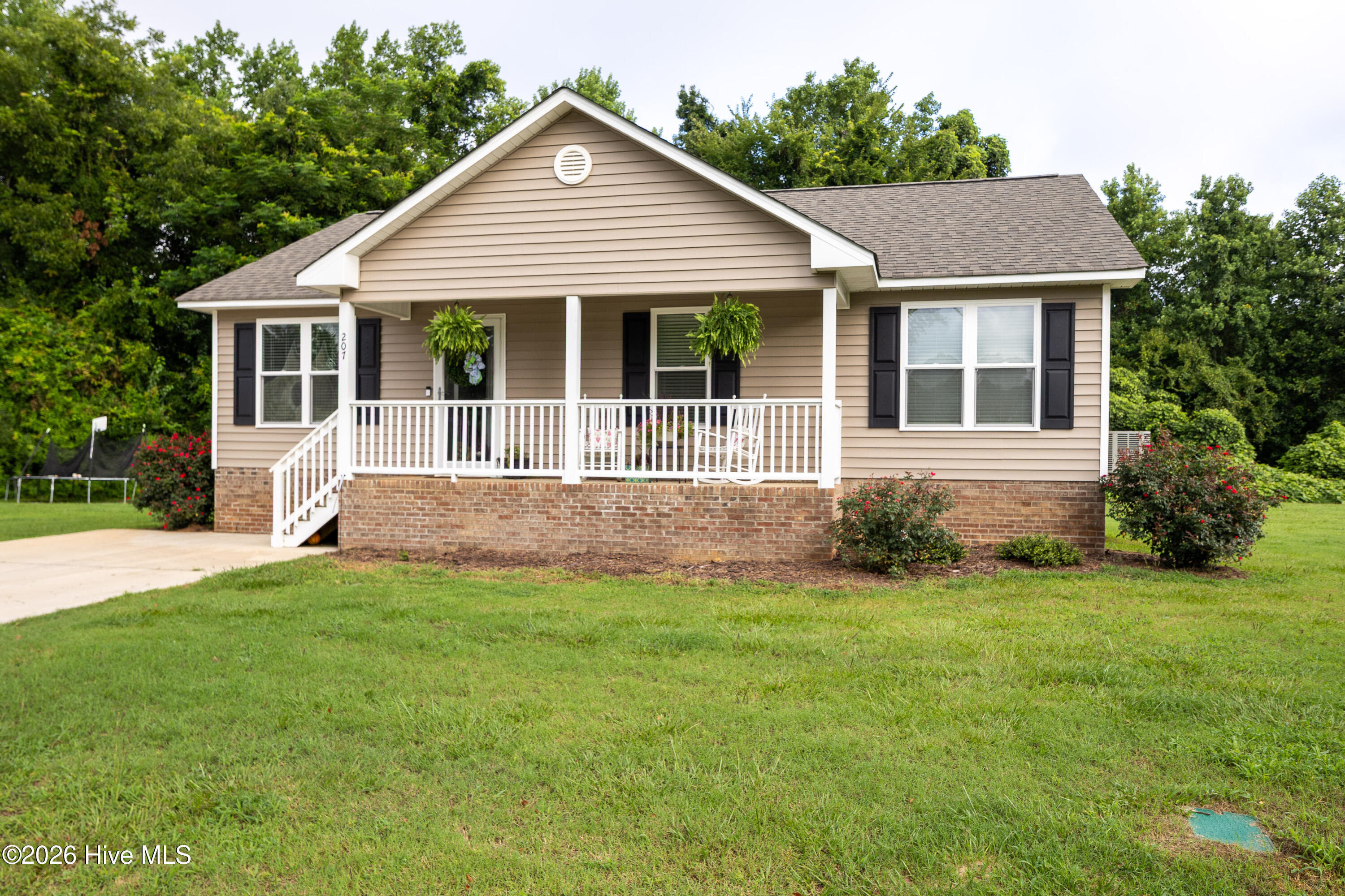 3rd image of 207 Dixie Cir, Clinton, NC 28328 | MLS# 100595174